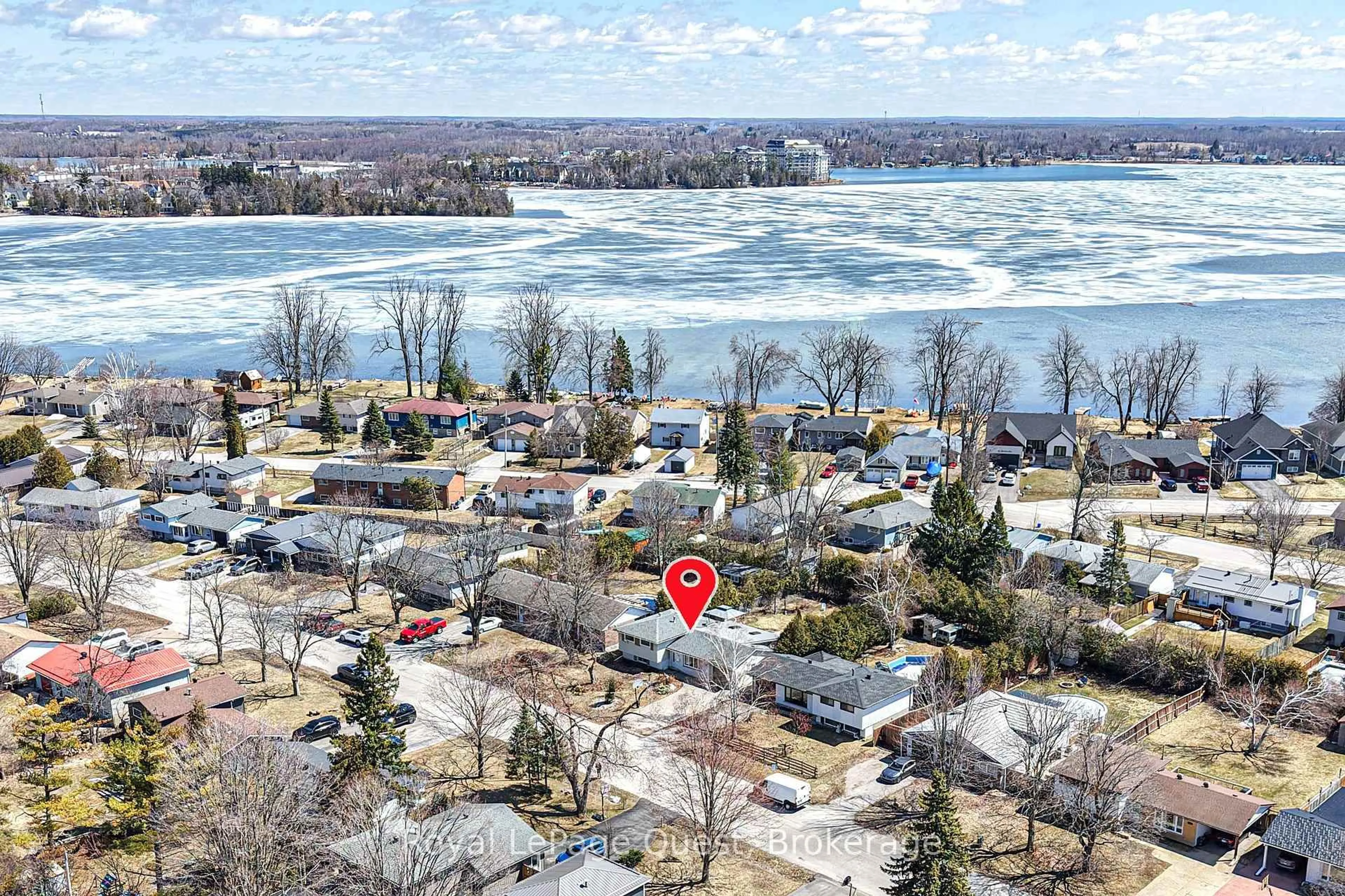 A pic from outside/outdoor area/front of a property/back of a property/a pic from drone, water/lake/river/ocean view for 333 Collins Dr, Orillia Ontario L3V 1E5