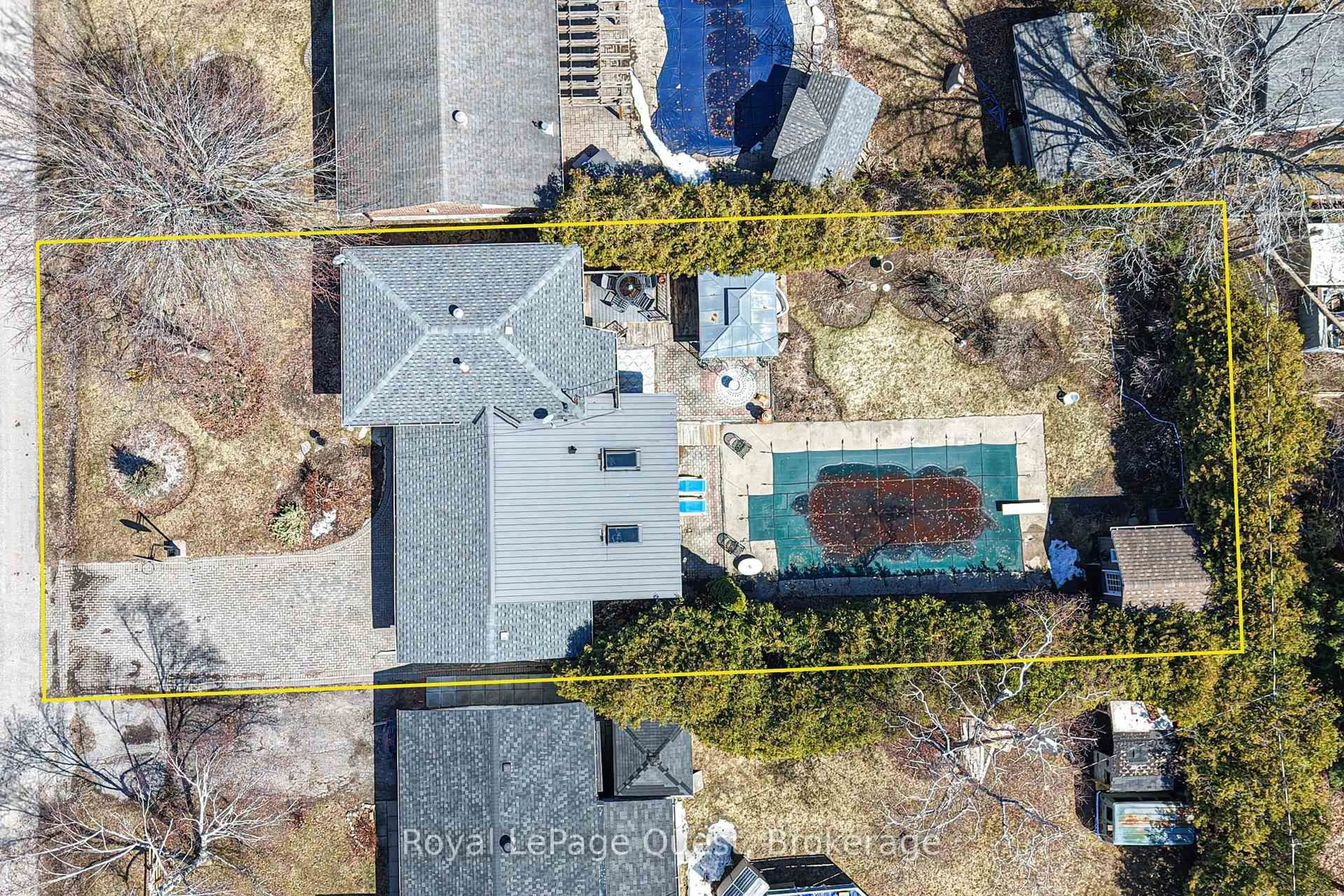 A pic from outside/outdoor area/front of a property/back of a property/a pic from drone, building for 333 Collins Dr, Orillia Ontario L3V 1E5