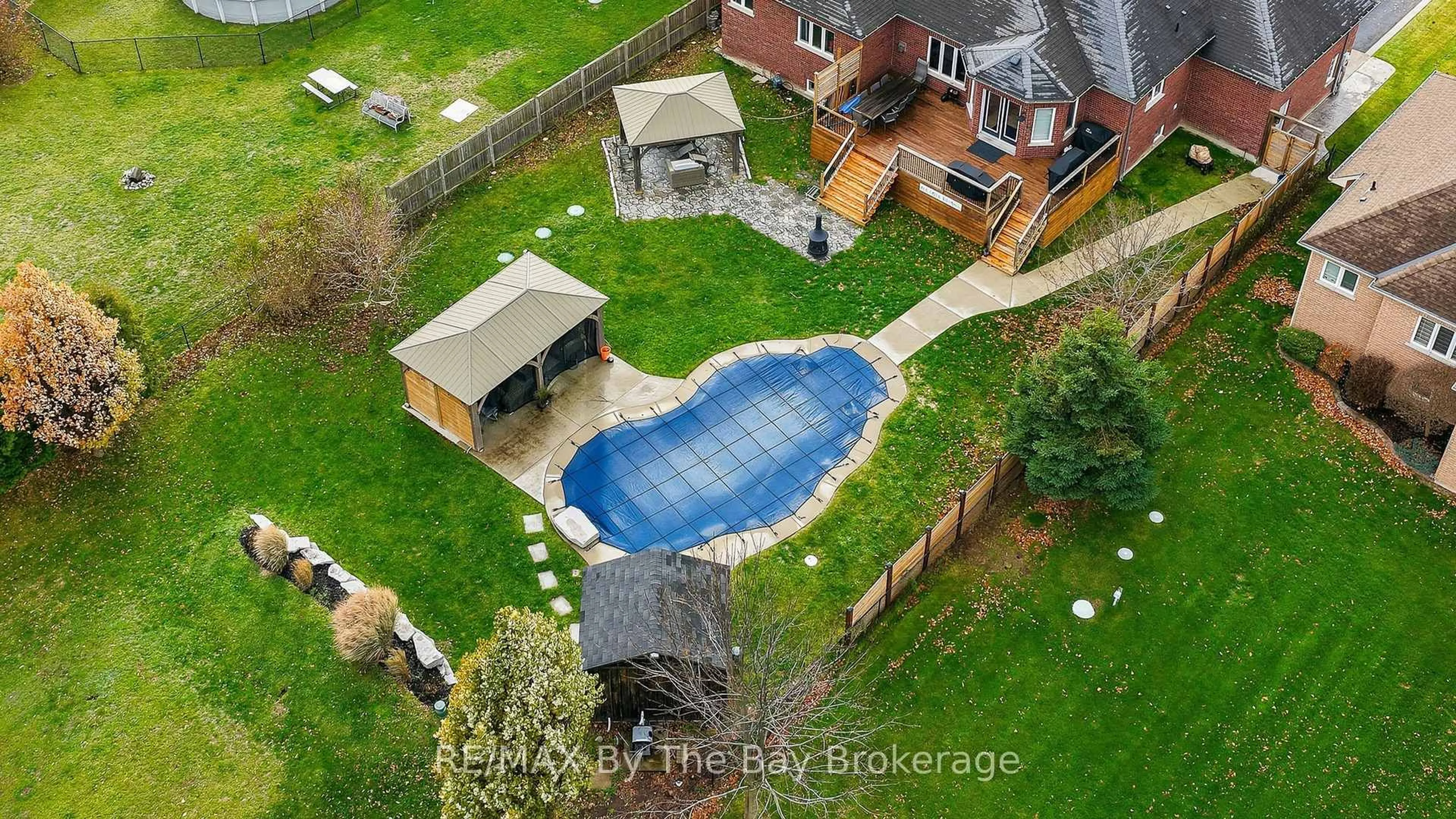 A pic from outside/outdoor area/front of a property/back of a property/a pic from drone, street for 17 Basswood Dr, Wasaga Beach Ontario L9Z 0A8