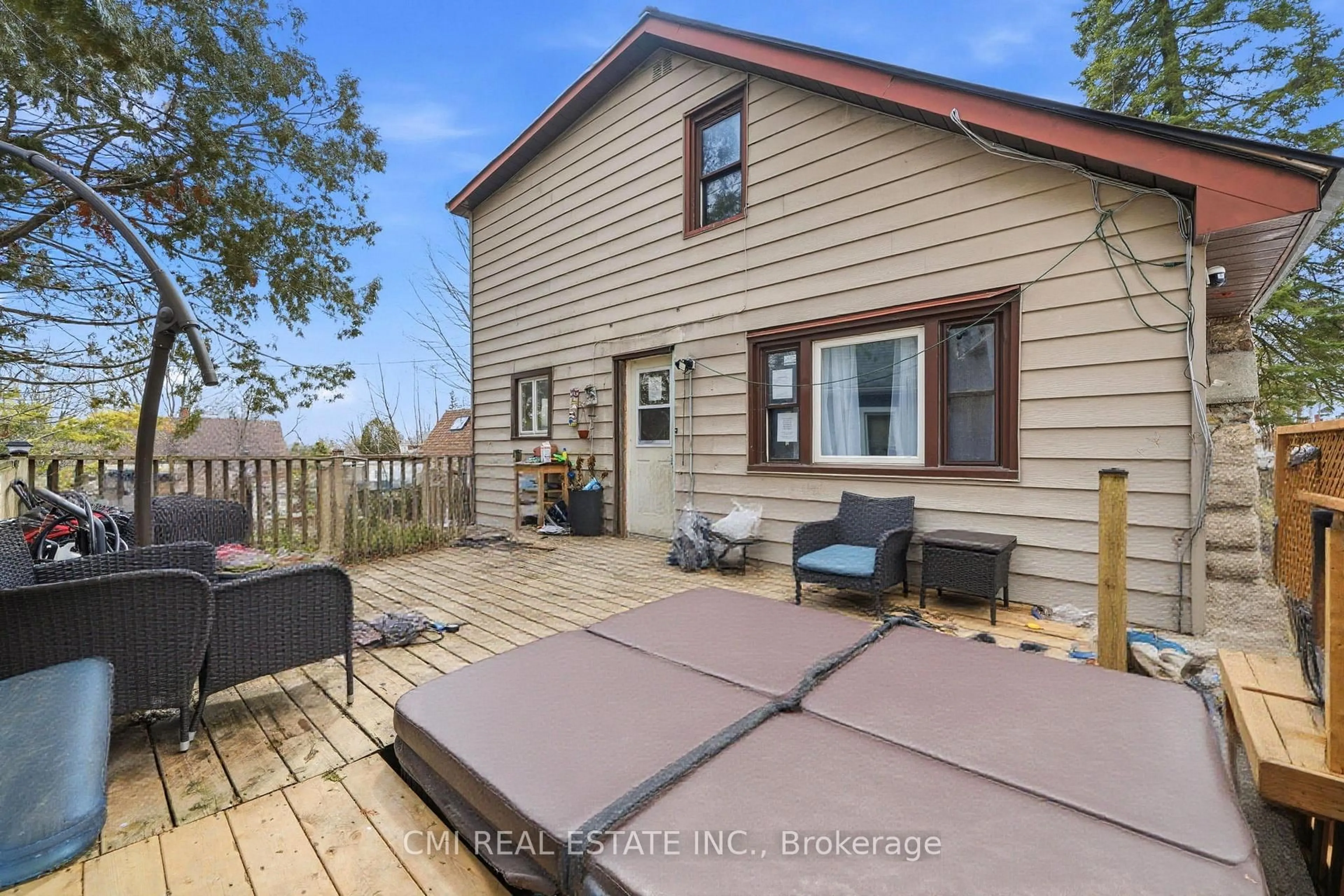 A pic from outside/outdoor area/front of a property/back of a property/a pic from drone, unknown for 345 LINWOOD Ave, Orillia Ontario L3V 2W8