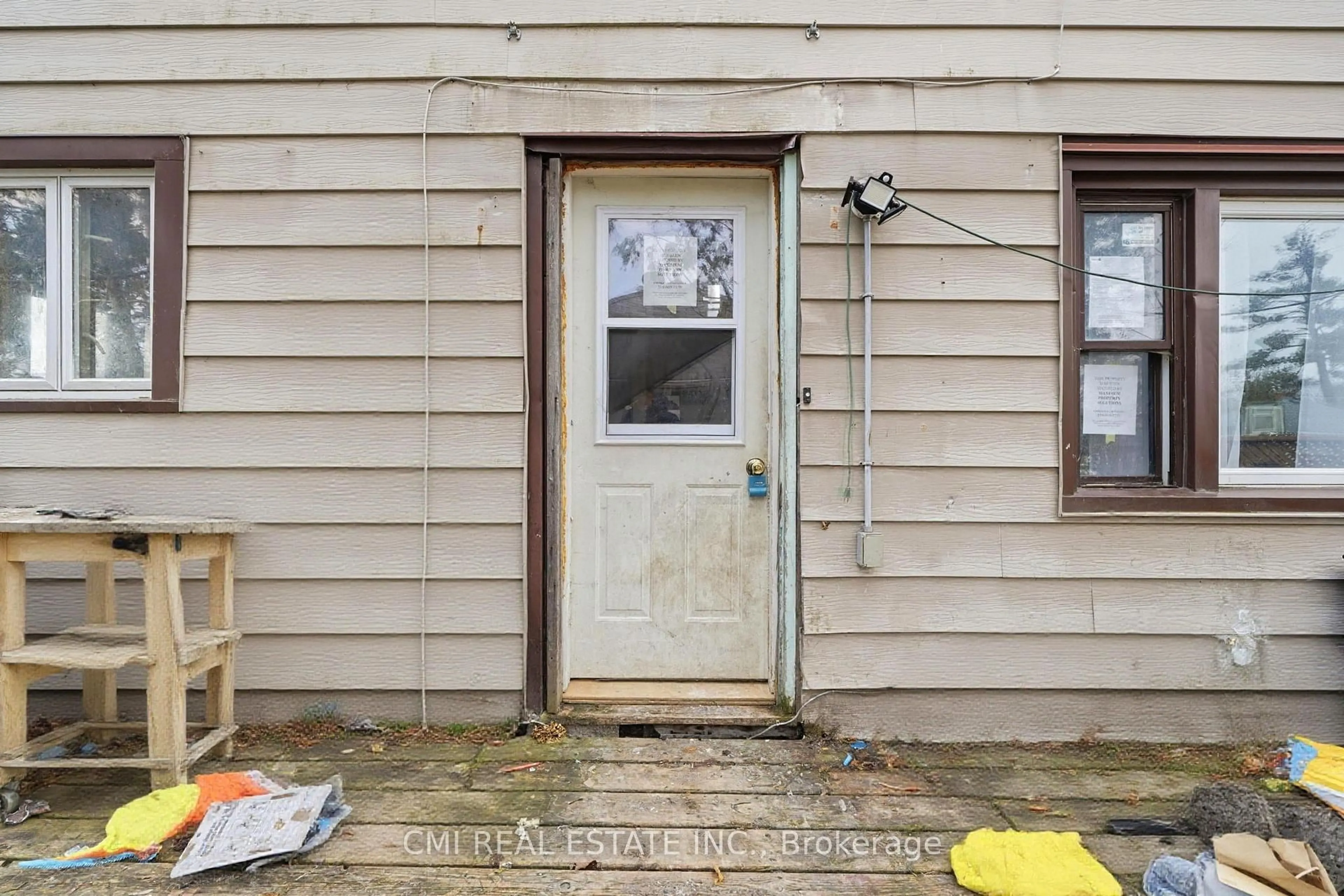 Home with vinyl exterior material, street for 345 LINWOOD Ave, Orillia Ontario L3V 2W8