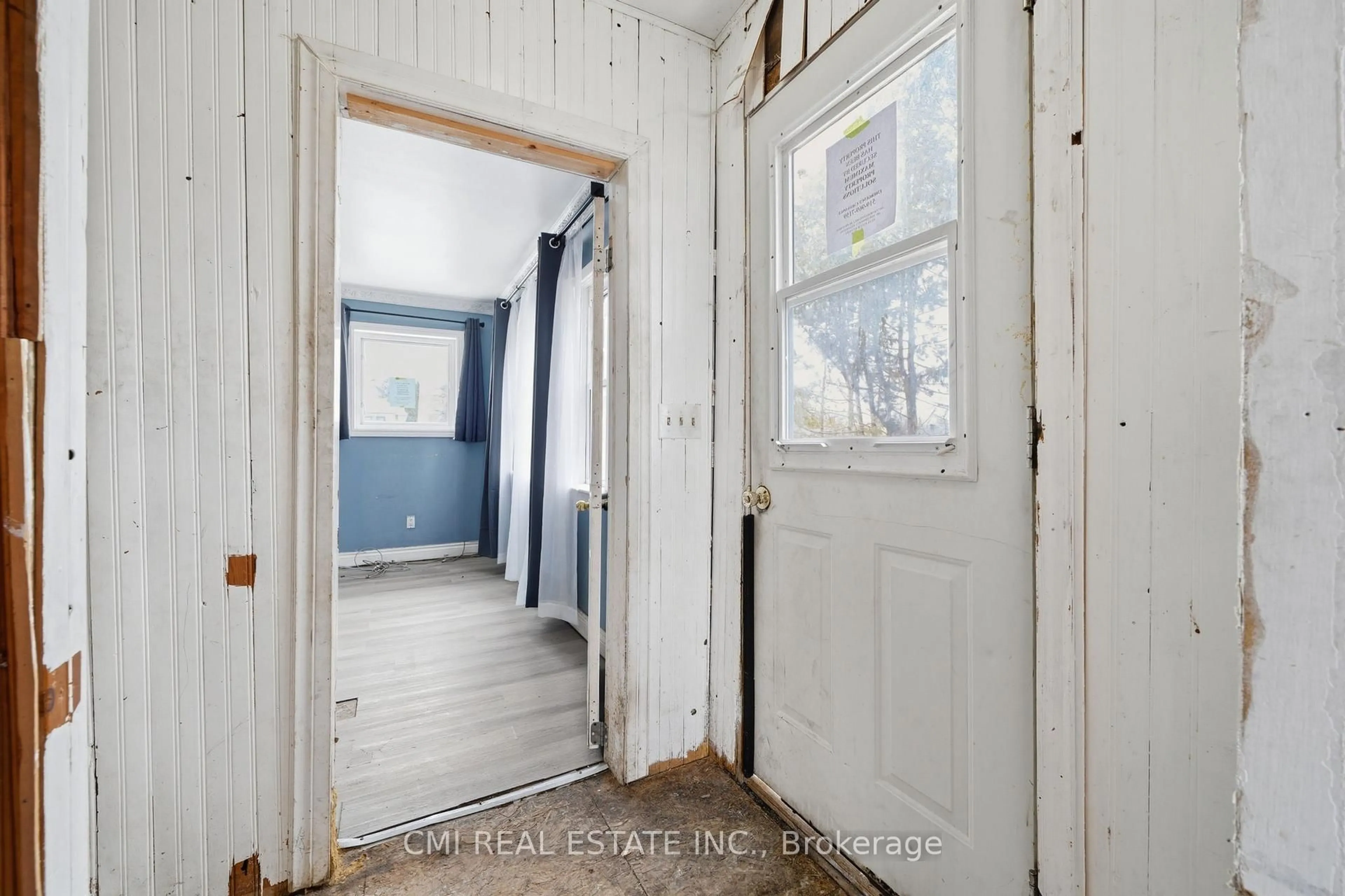 Indoor entryway for 345 LINWOOD Ave, Orillia Ontario L3V 2W8