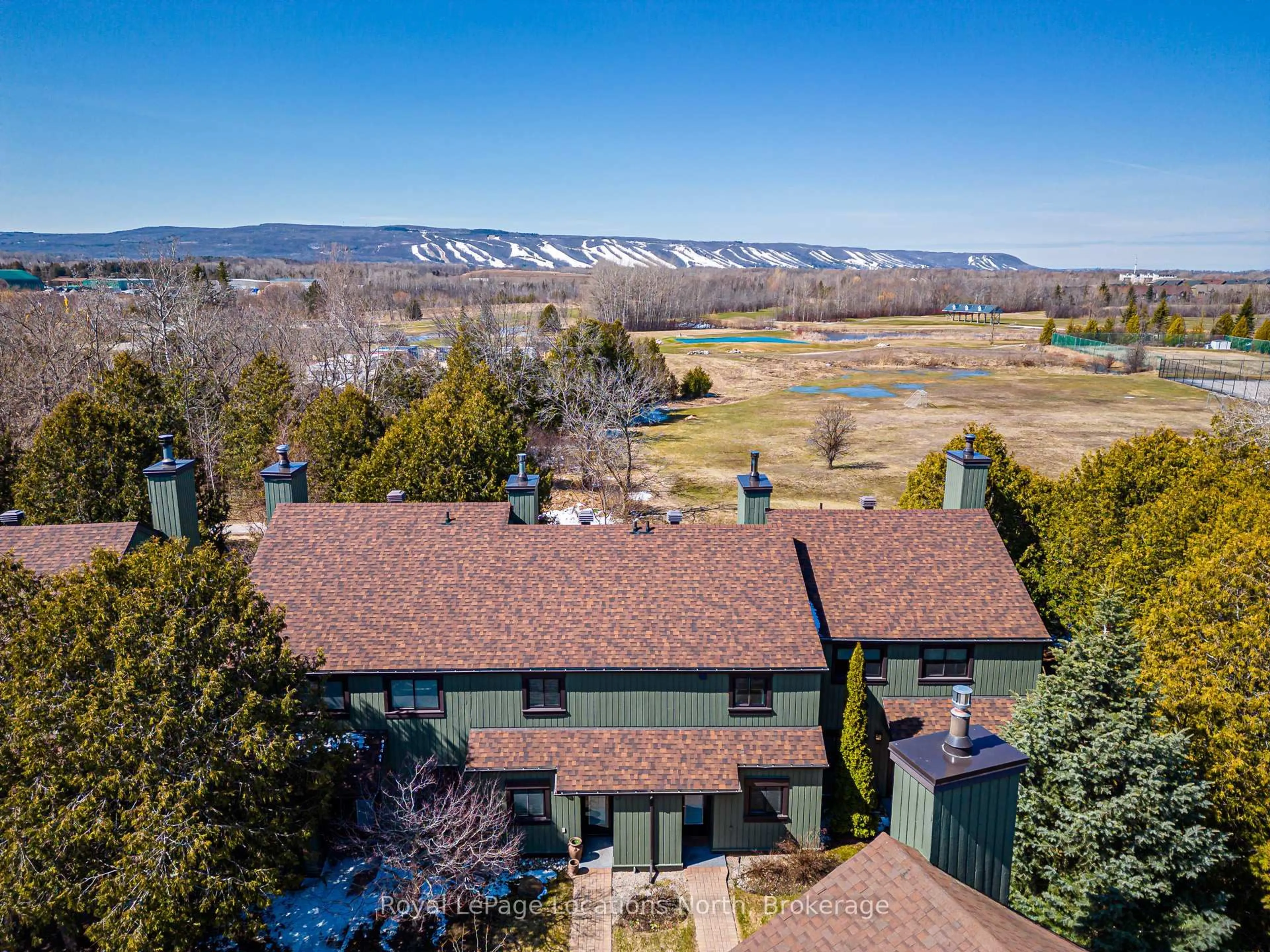A pic from outside/outdoor area/front of a property/back of a property/a pic from drone, mountain view for 172 Escarpment Cres, Collingwood Ontario L9Y 5B4