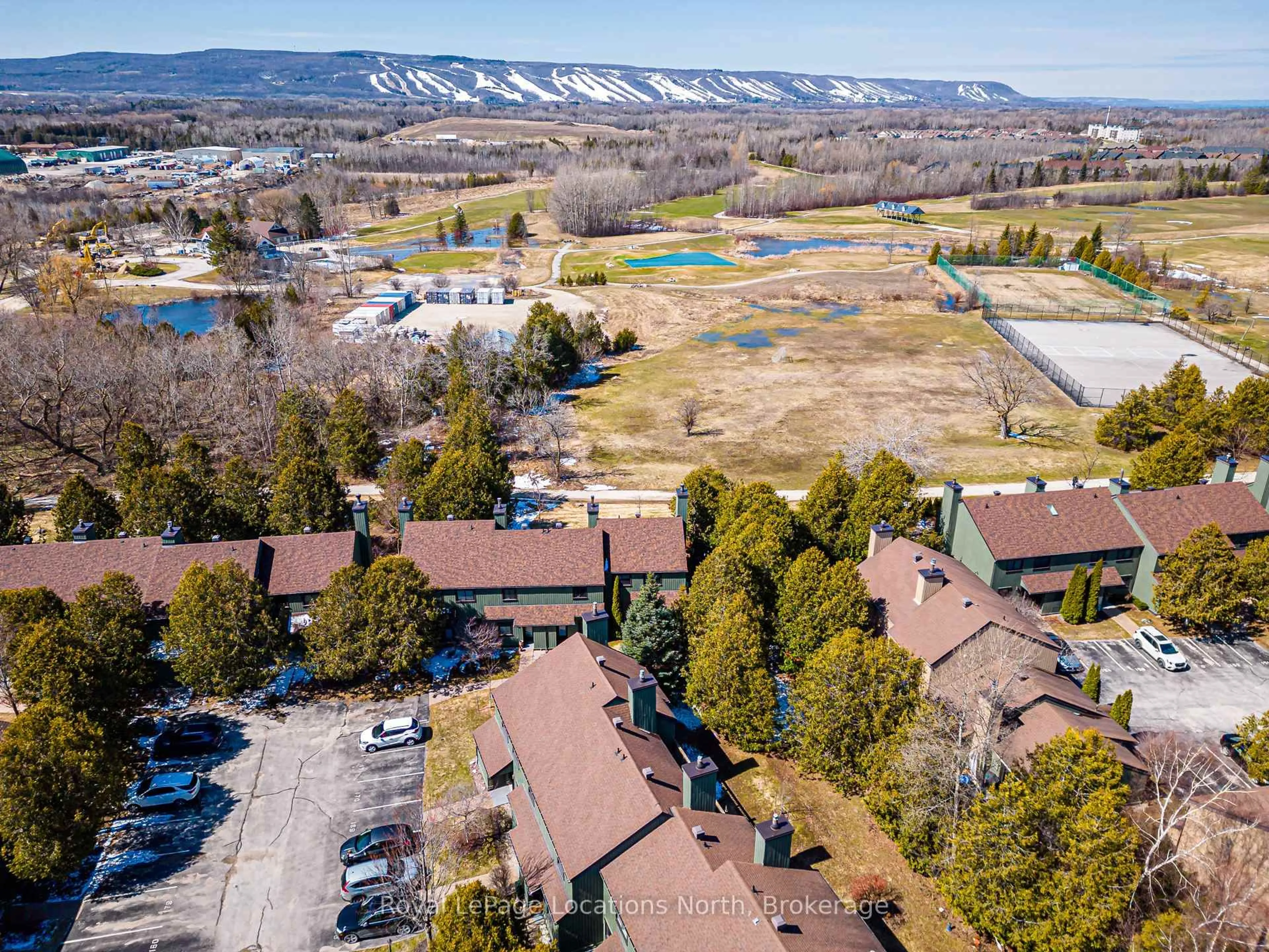 A pic from outside/outdoor area/front of a property/back of a property/a pic from drone, mountain view for 172 Escarpment Cres, Collingwood Ontario L9Y 5B4