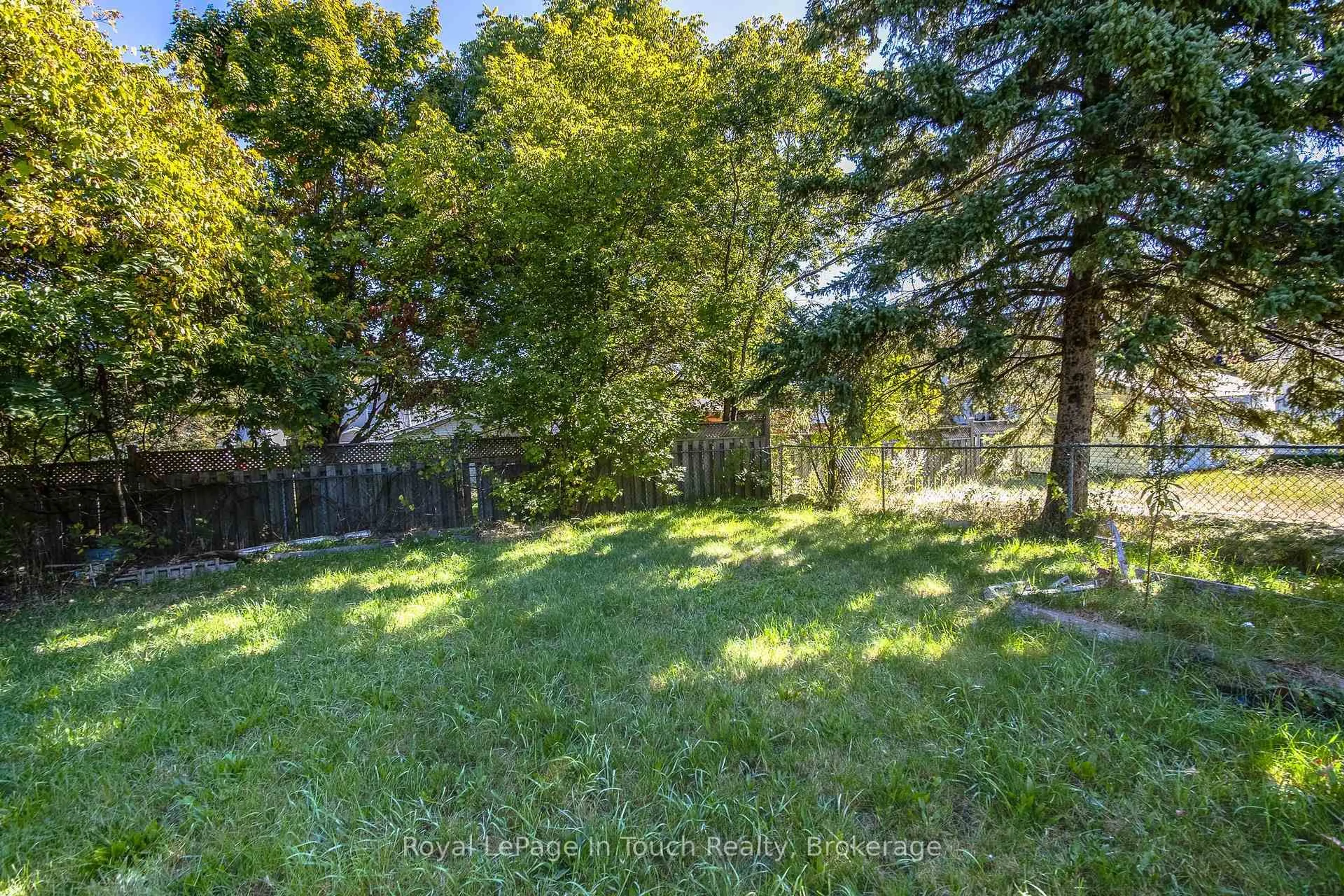 Patio, forest/trees view for 63 Fifth St, Midland Ontario L4R 3V4