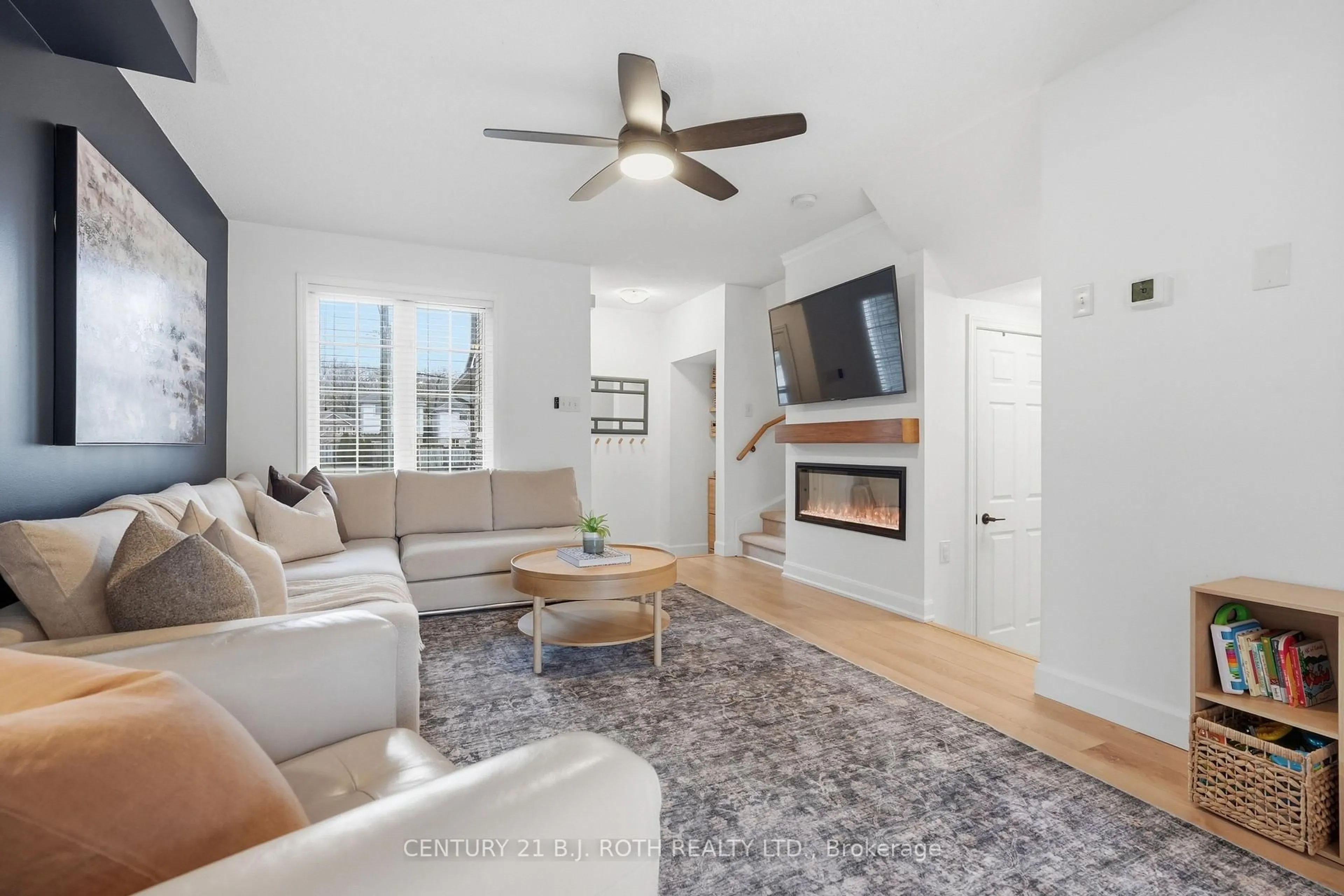 Living room with furniture, unknown for 387 Ferndale Dr, Barrie Ontario L4N 0M1