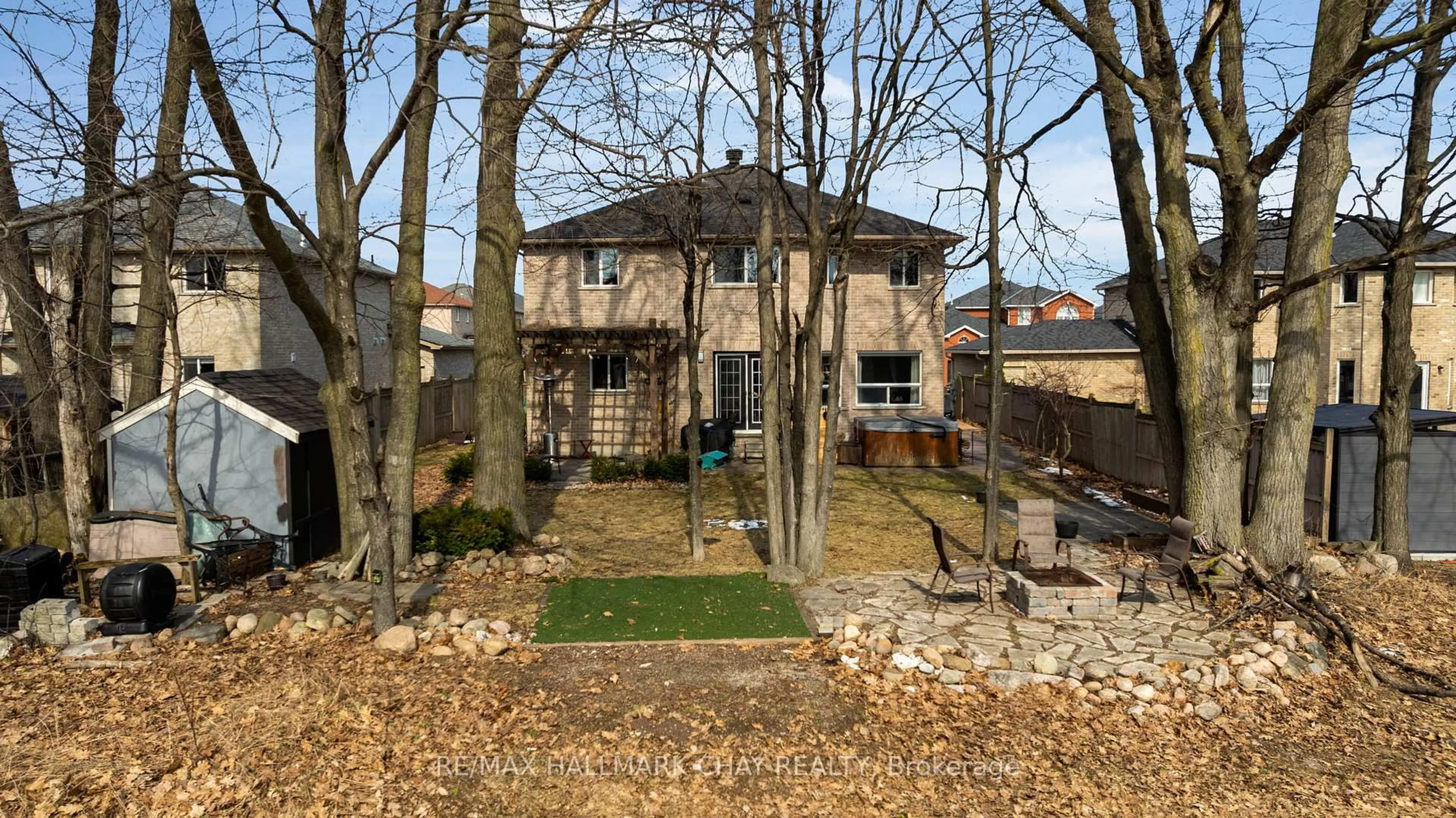 A pic from outside/outdoor area/front of a property/back of a property/a pic from drone, street for 63 Northview Cres, Barrie Ontario L4N 9T5