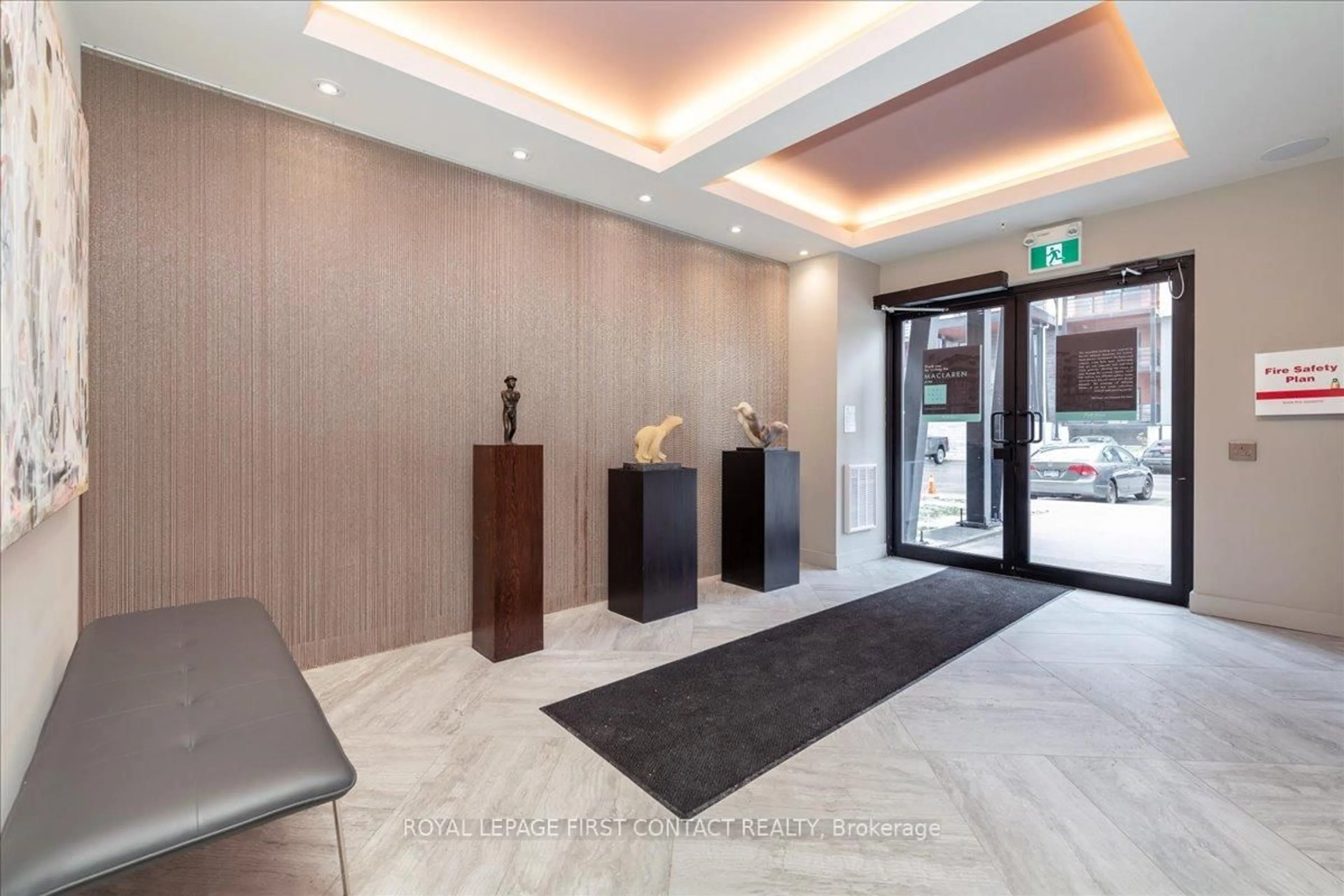 Indoor foyer for 300 Essa Rd #407, Barrie Ontario L9J 0B9