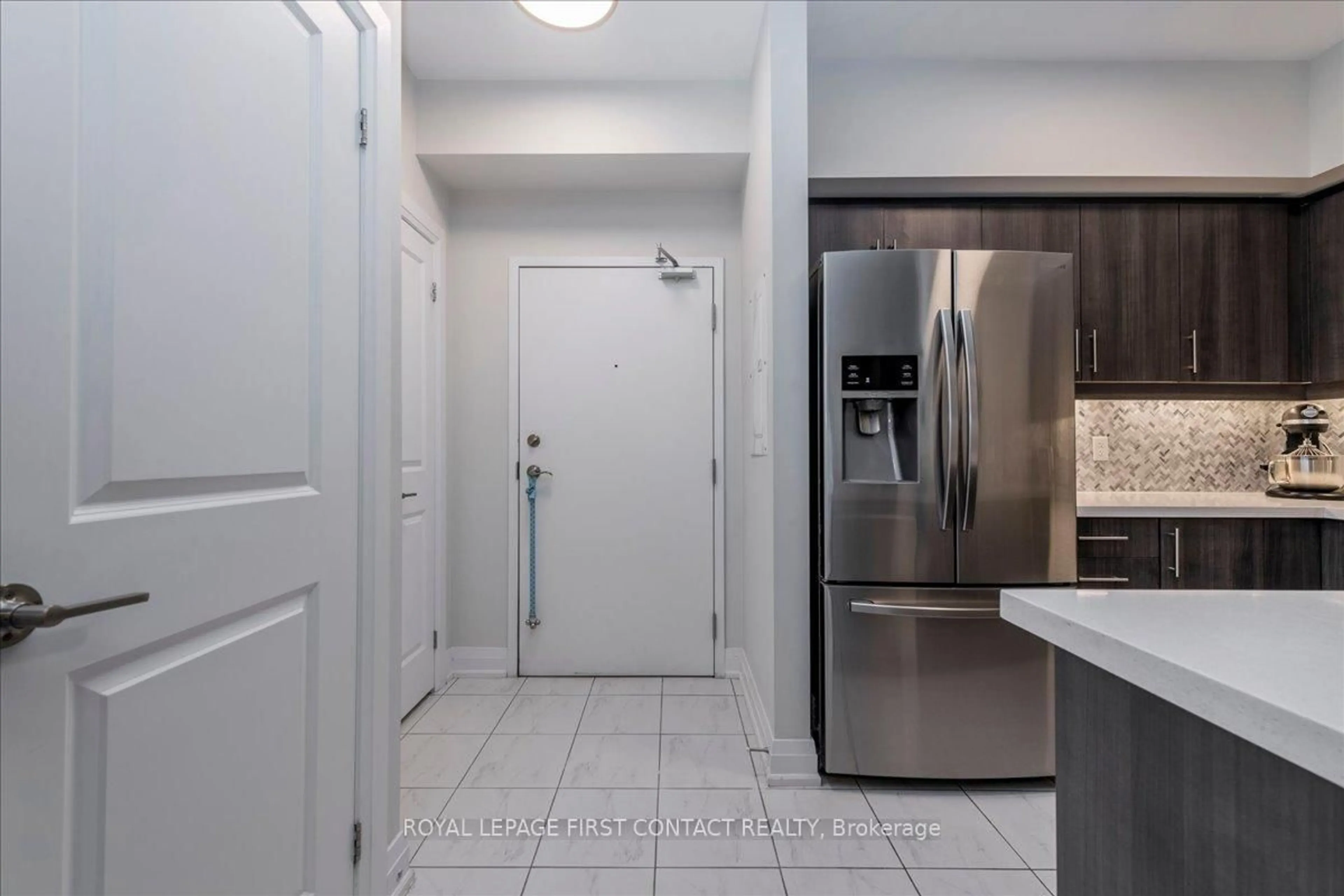 Indoor entryway for 300 Essa Rd #407, Barrie Ontario L9J 0B9