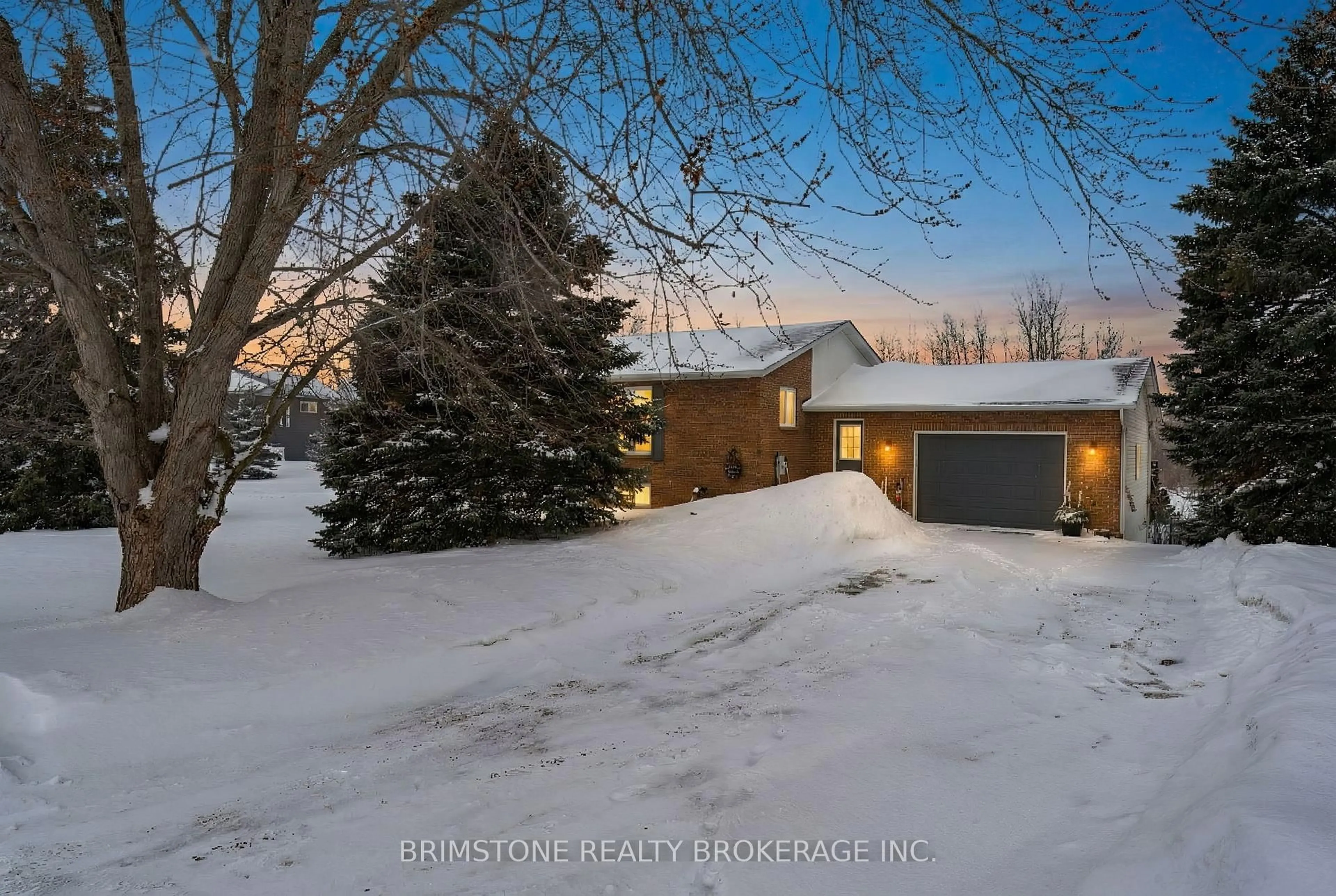 A pic from outside/outdoor area/front of a property/back of a property/a pic from drone, street for 220 Morgan Rd, Wasaga Beach Ontario L9Z 1N4