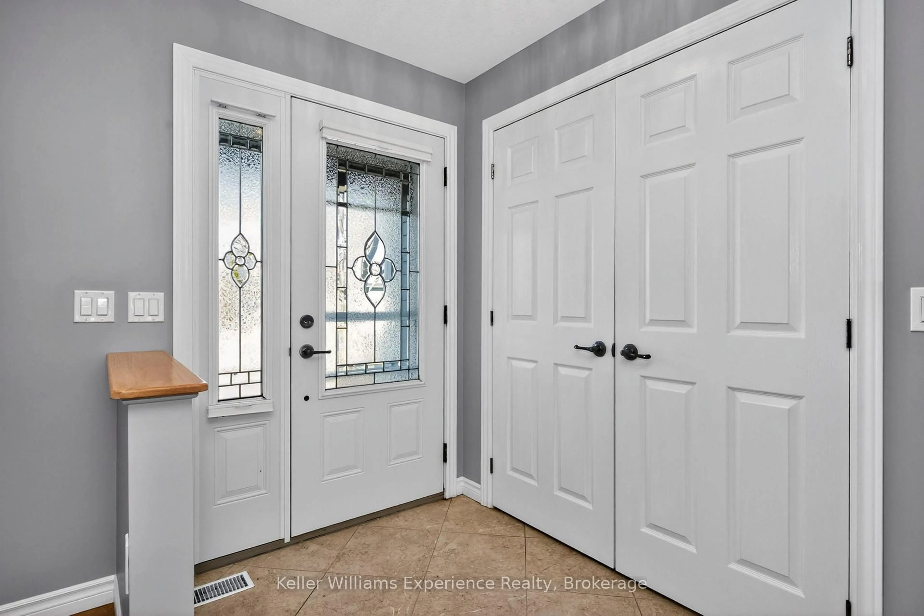 Indoor entryway for 1 Gidley Crt, Penetanguishene Ontario L9M 0A7