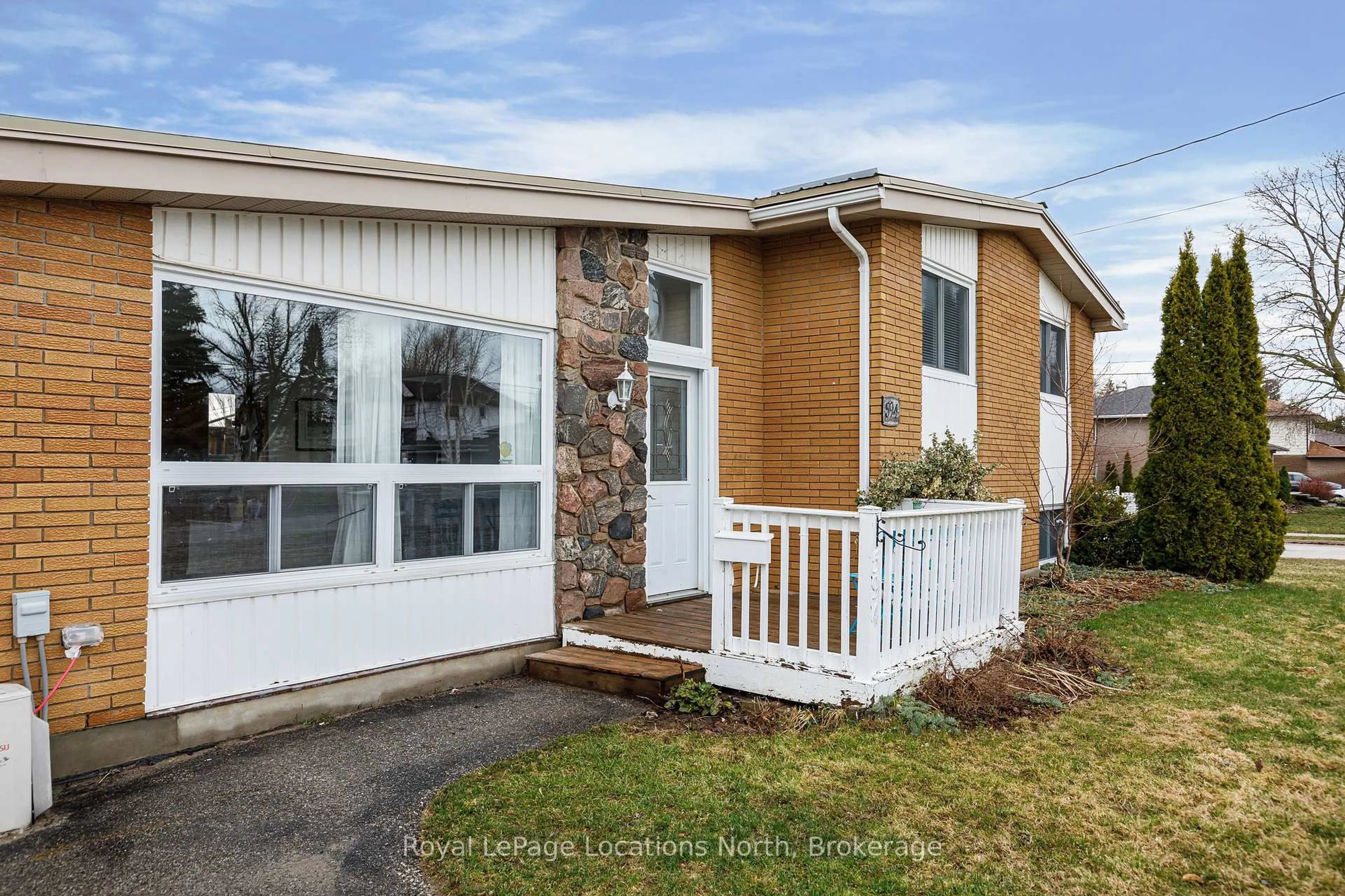 Home with vinyl exterior material, street for 594 Oak St, Collingwood Ontario L9Y 2Z1