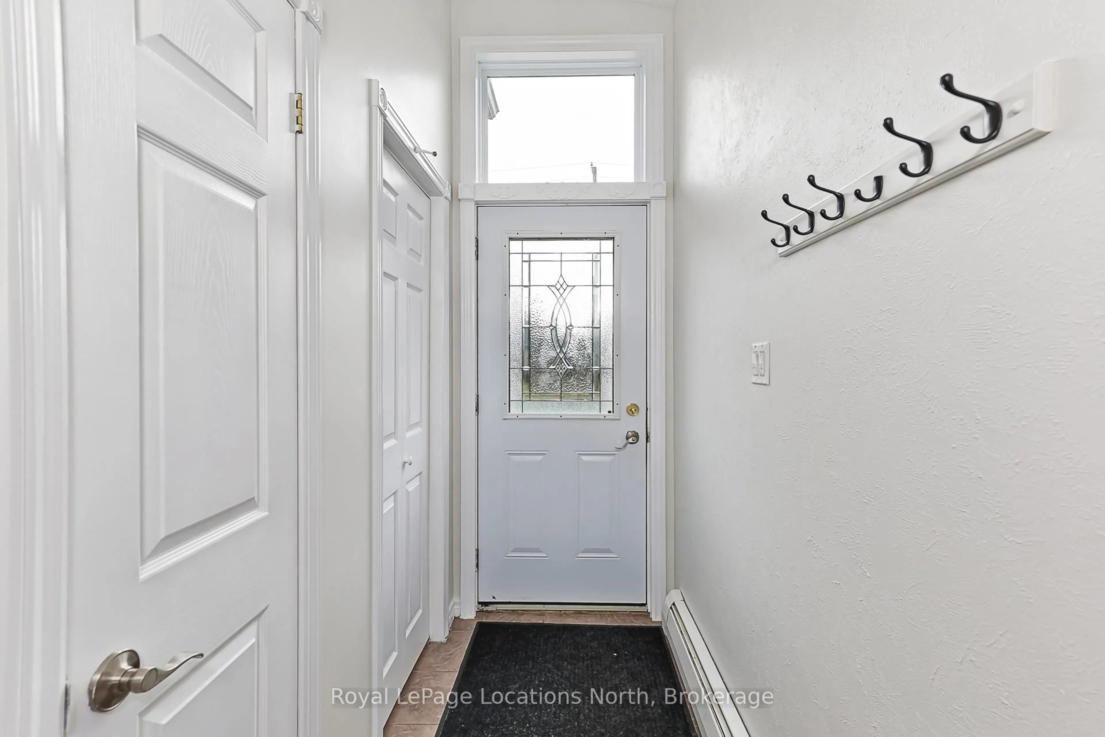 Indoor entryway for 594 Oak St, Collingwood Ontario L9Y 2Z1