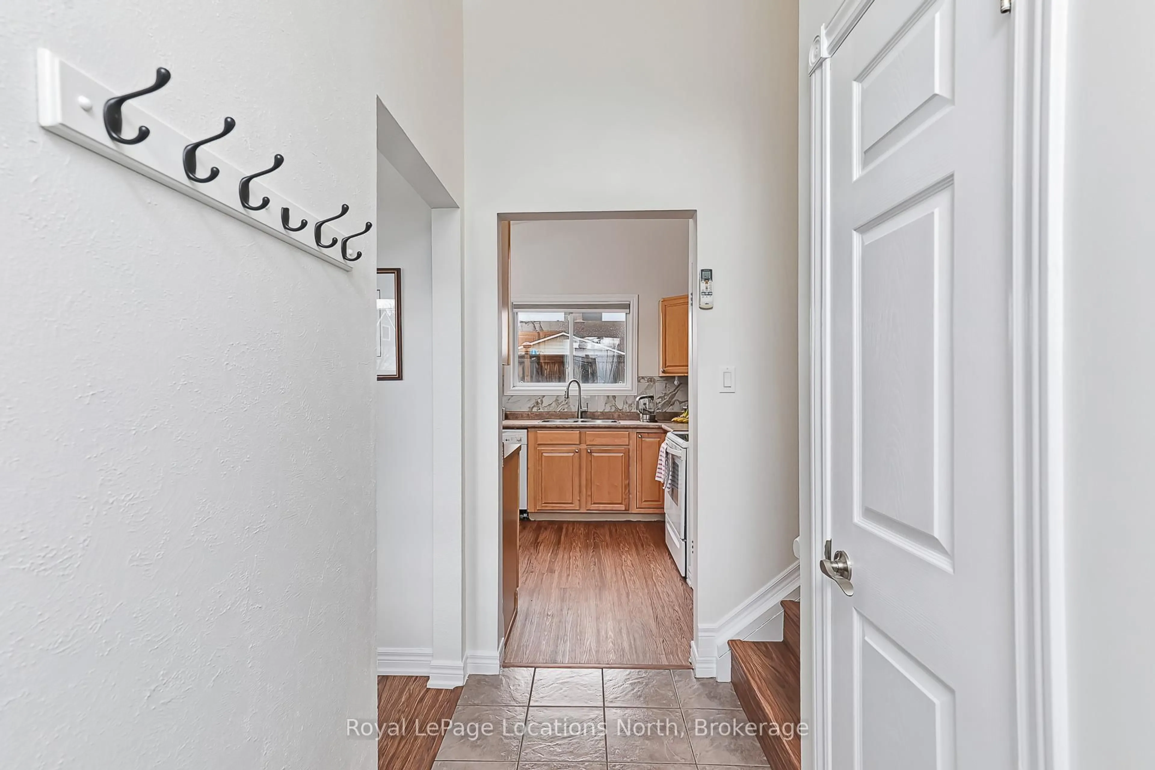 Indoor entryway for 594 Oak St, Collingwood Ontario L9Y 2Z1