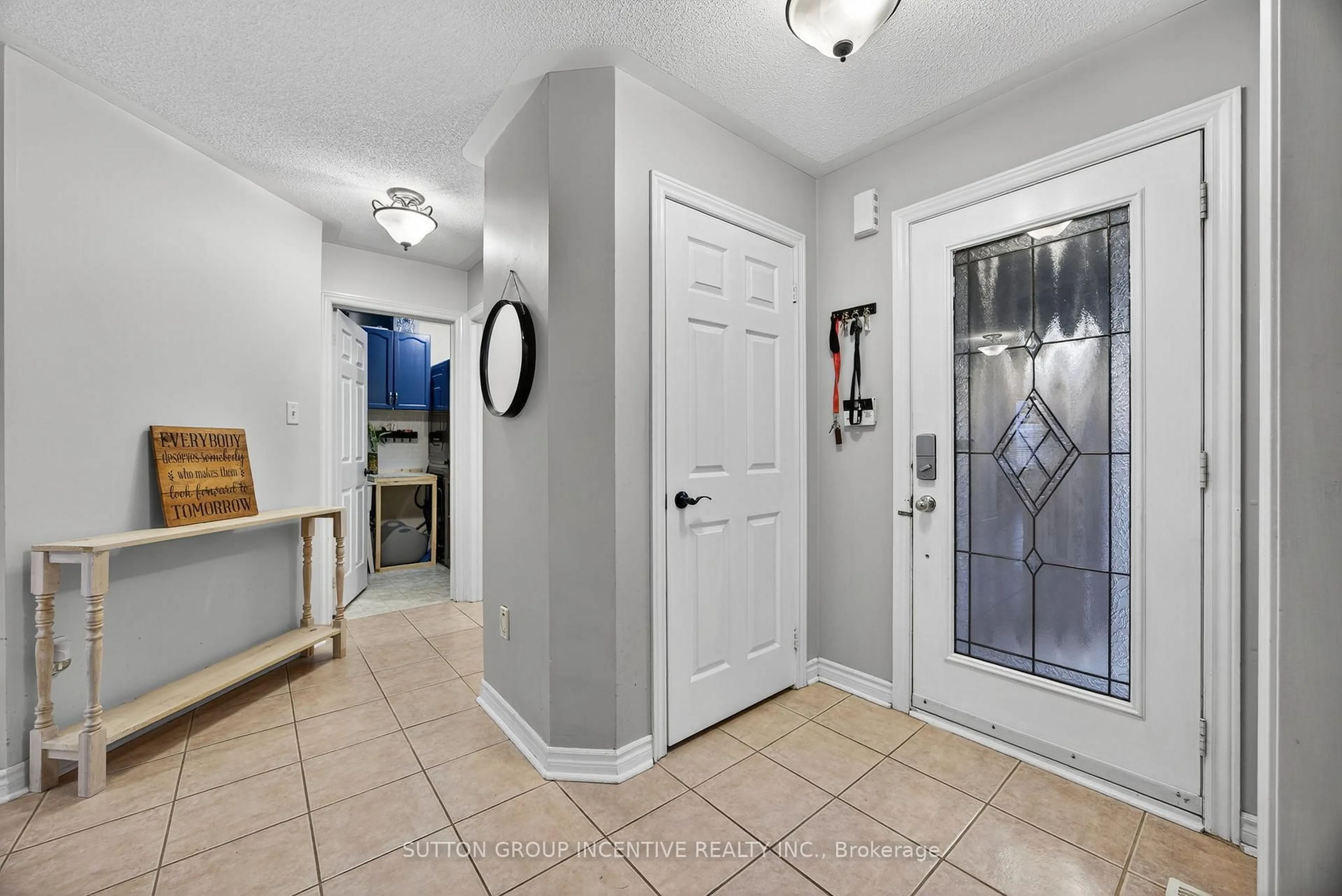 Indoor entryway for 4 Dunnett Dr, Barrie Ontario L4N 0H8