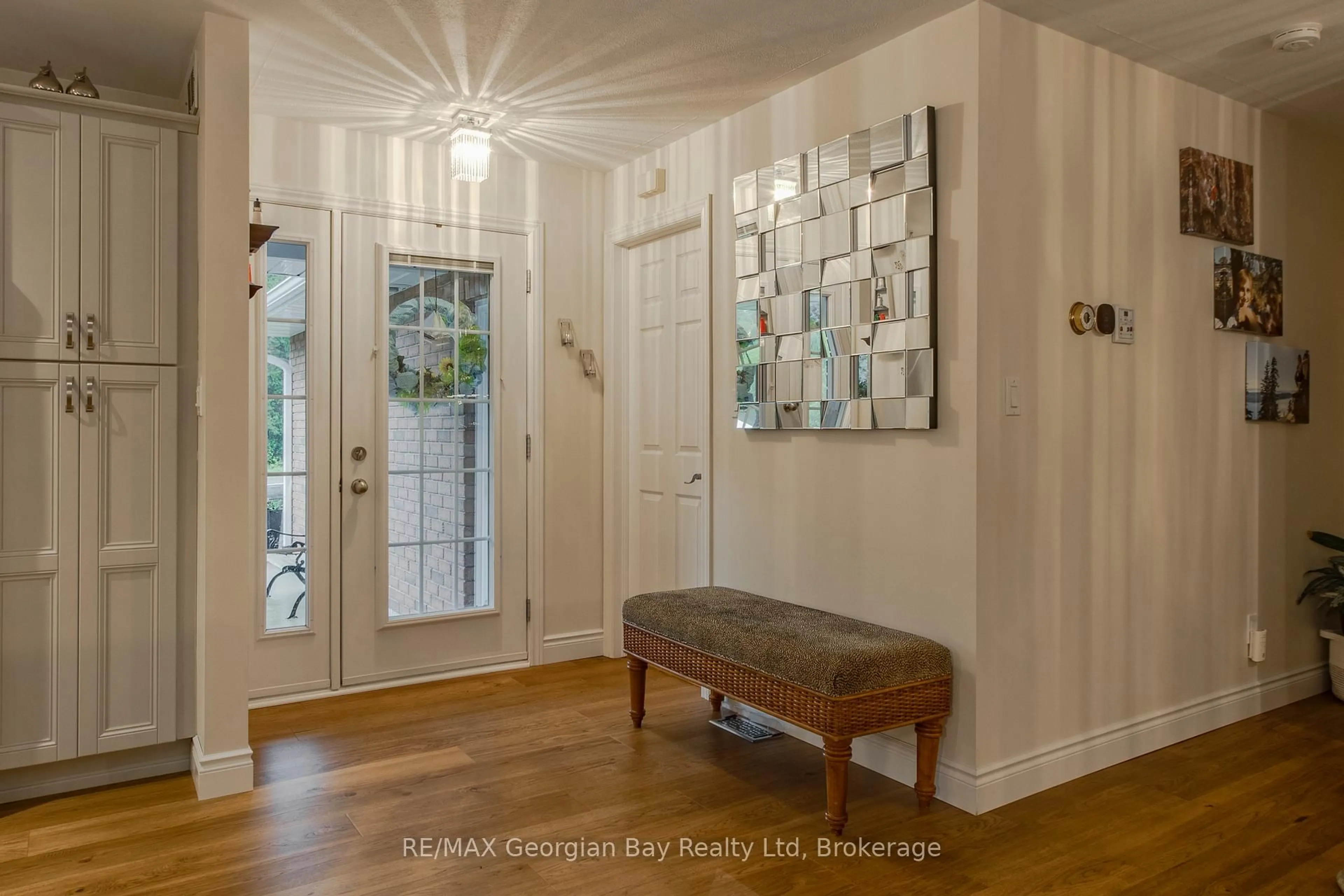 Indoor entryway for 229 Gilwood Park Dr, Penetanguishene Ontario L9M 1Z4