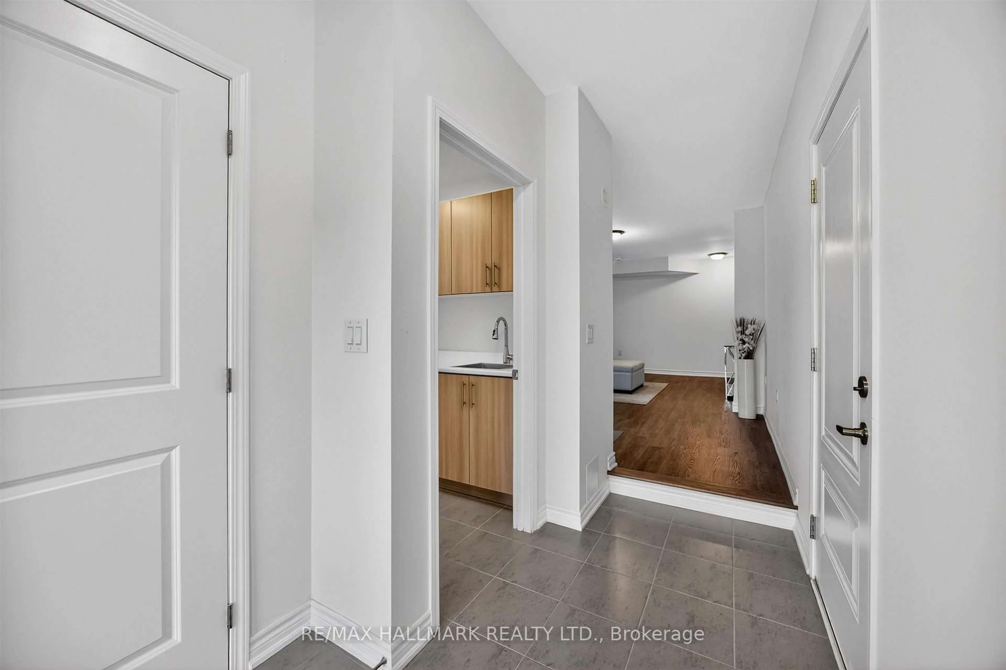 Indoor entryway for 2 Wyn Wood Lane, Orillia Ontario L3V 8P6