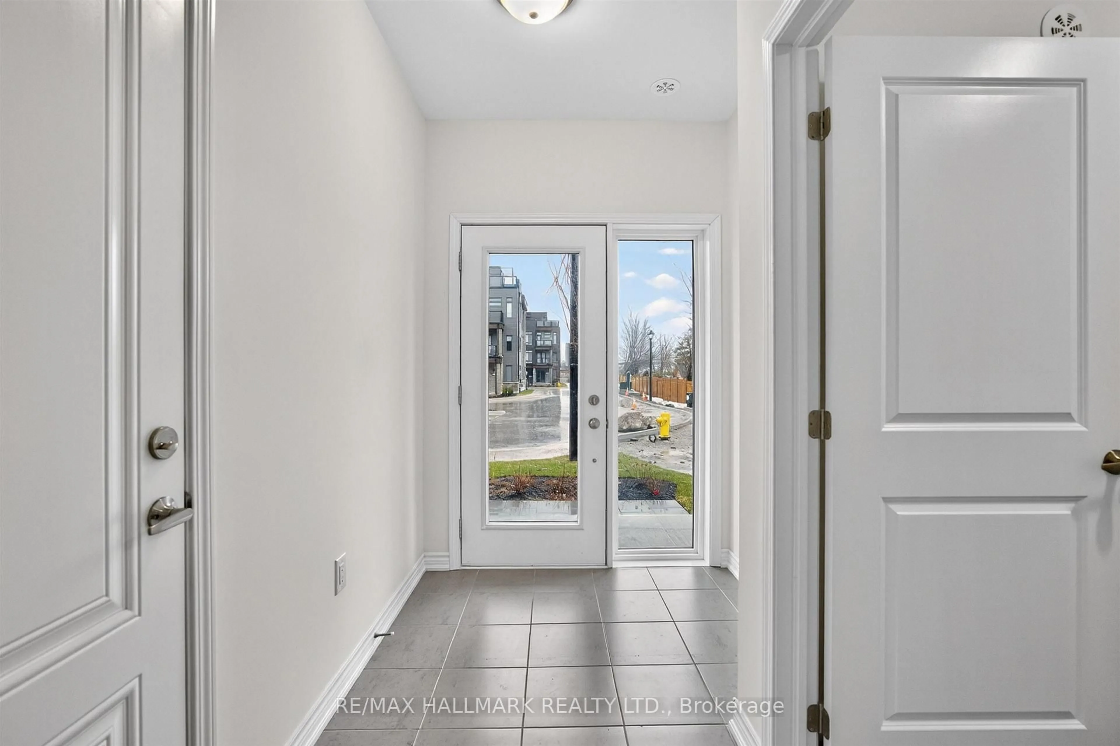 Indoor entryway for 2 Wyn Wood Lane, Orillia Ontario L3V 8P6