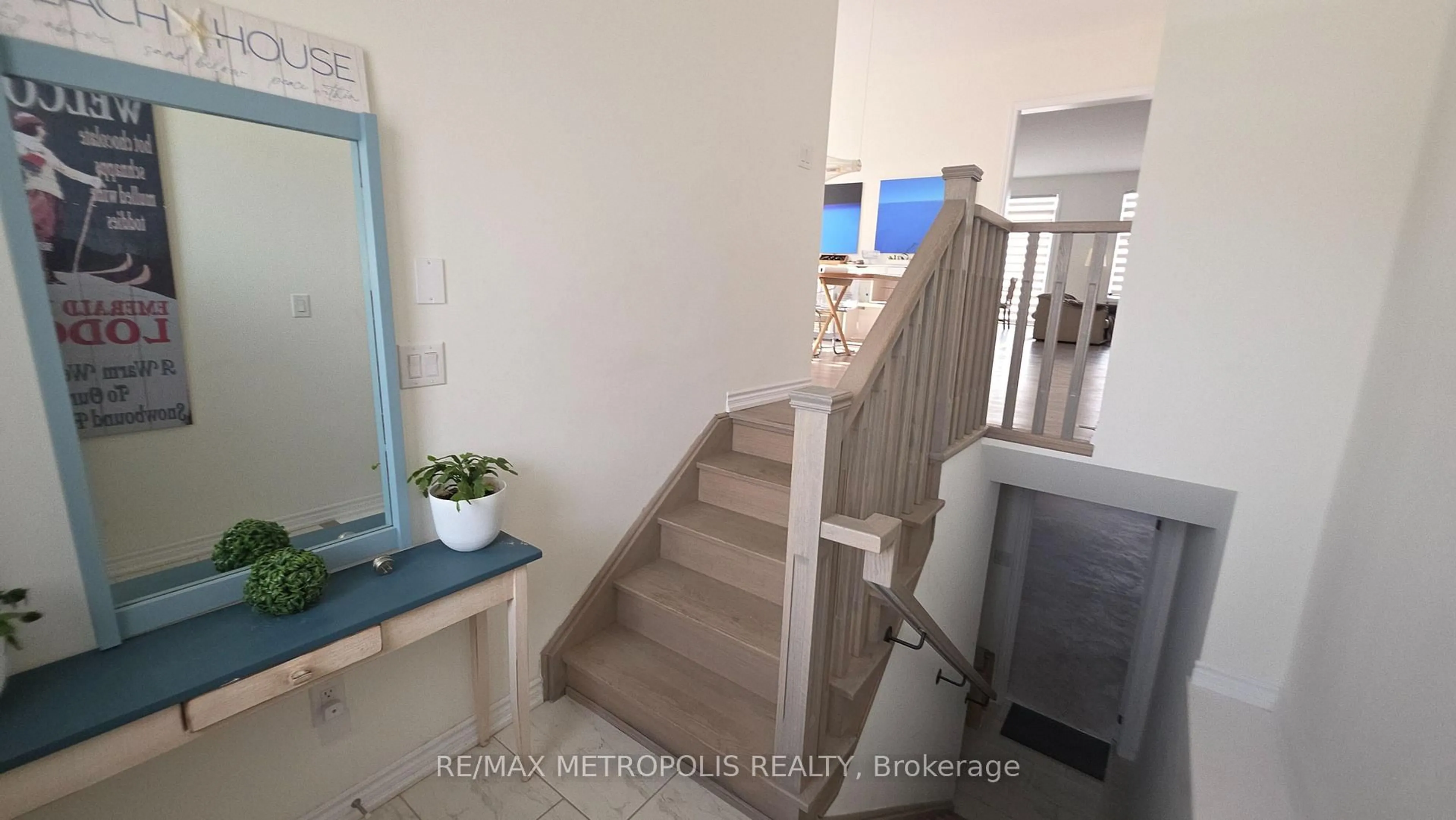 Indoor foyer for 298 Ramblewood Dr, Wasaga Beach Ontario L9Z 0C4