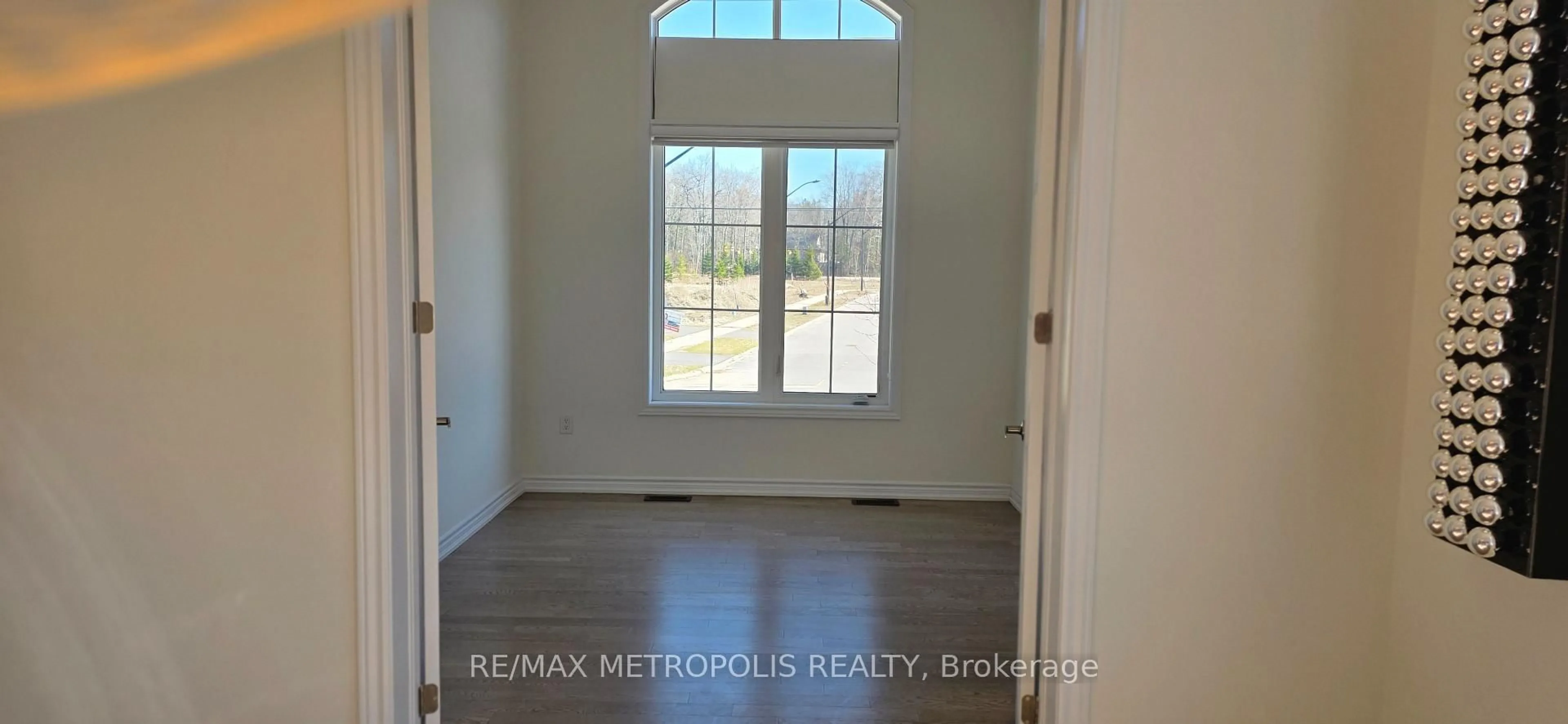 Indoor entryway for 298 Ramblewood Dr, Wasaga Beach Ontario L9Z 0C4