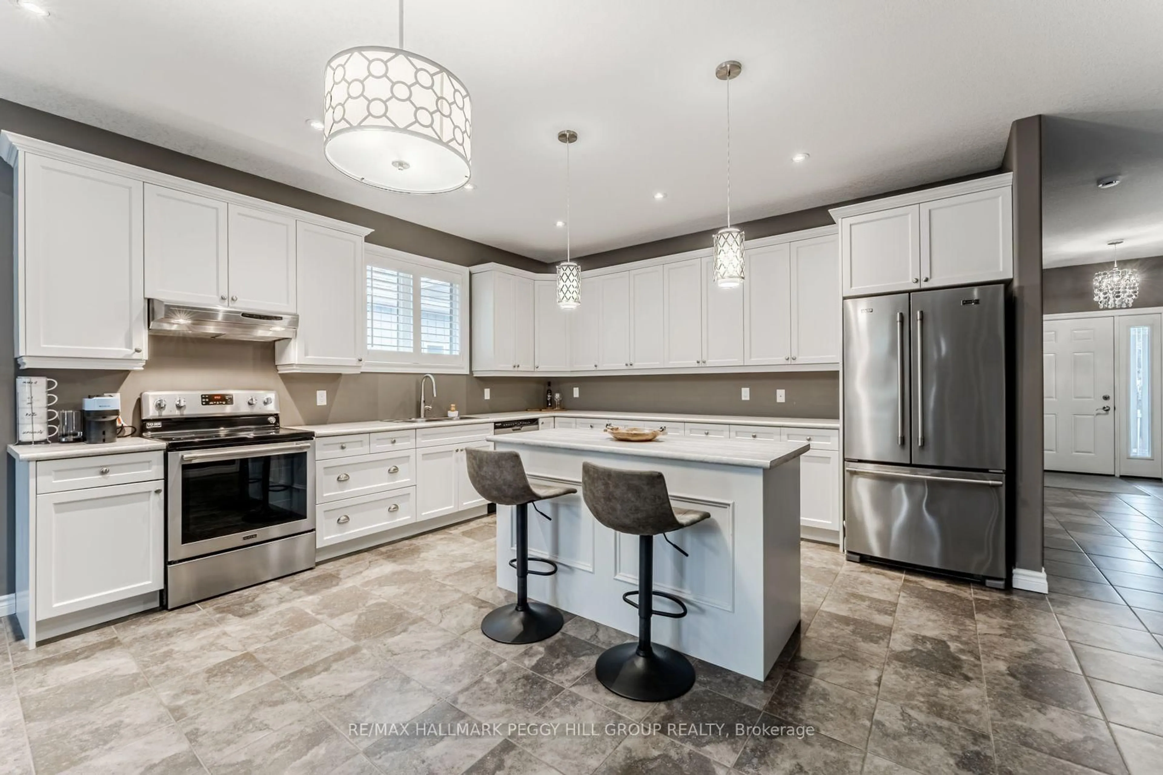 Open concept kitchen, ceramic/tile floor for 9 Northgate Rd, Wasaga Beach Ontario L9Z 2N7