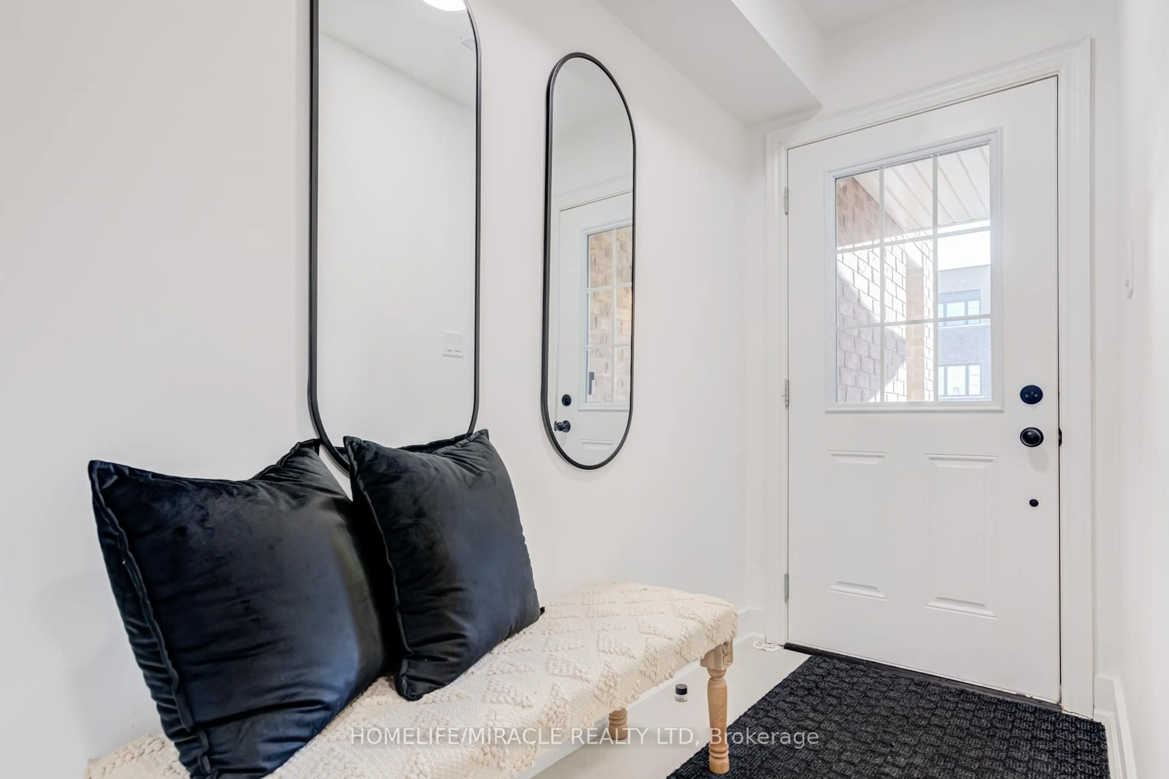 Indoor entryway for 6 Pumpkin Corner Cres, Barrie Ontario L9J 0T6