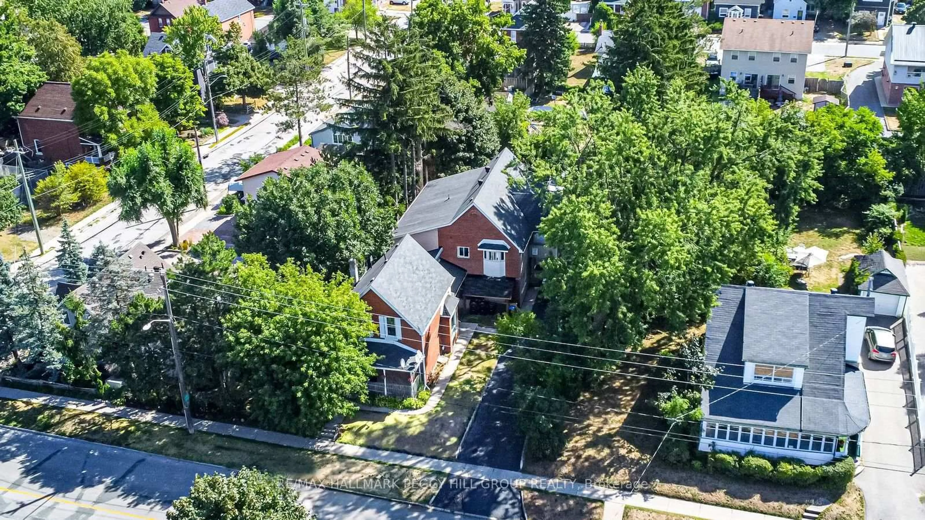A pic from outside/outdoor area/front of a property/back of a property/a pic from drone, street for 81 Innisfil St, Barrie Ontario L4N 3E3