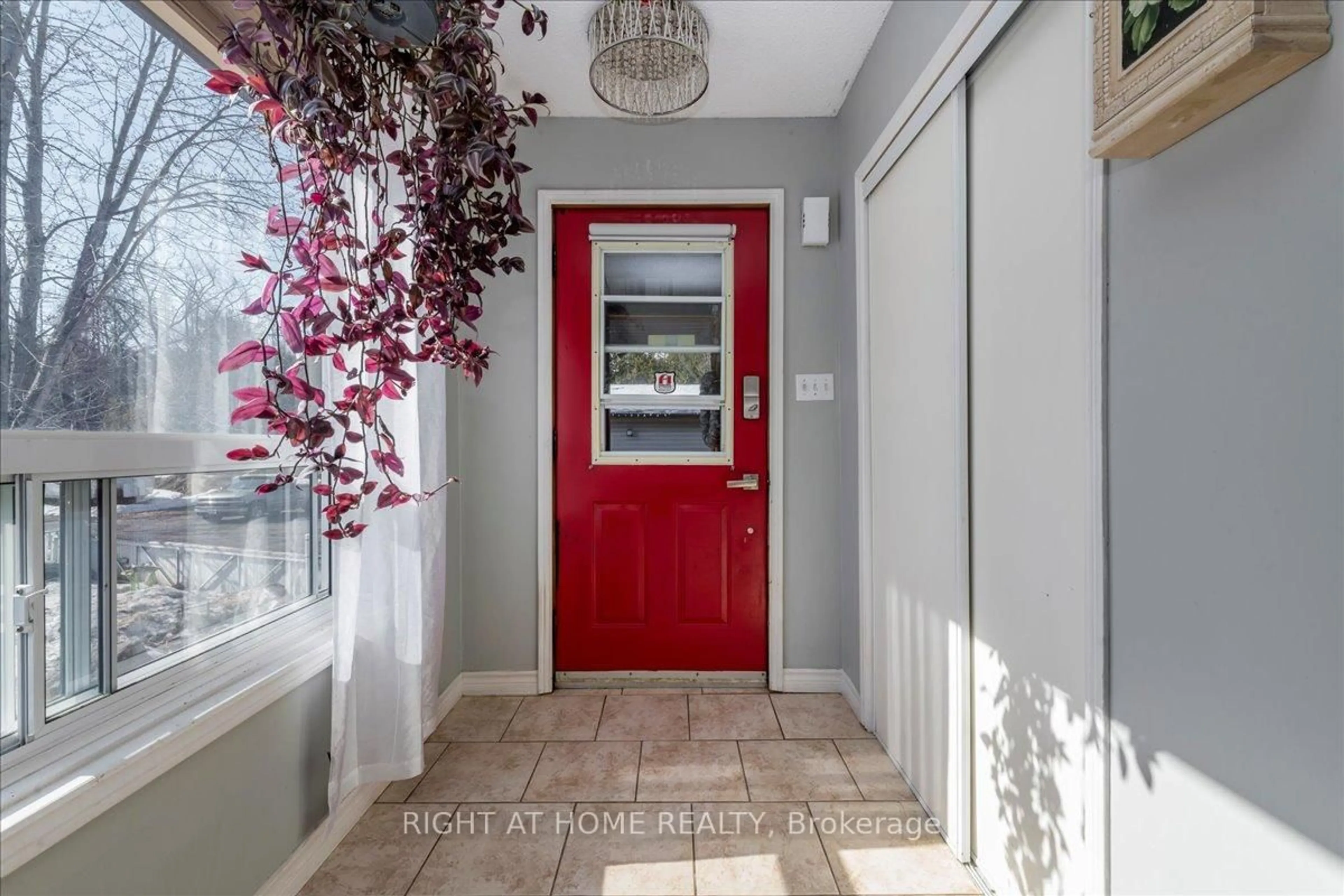 Indoor entryway for 177 Medonte 2 Sdrd, Oro-Medonte Ontario L0K 1E0