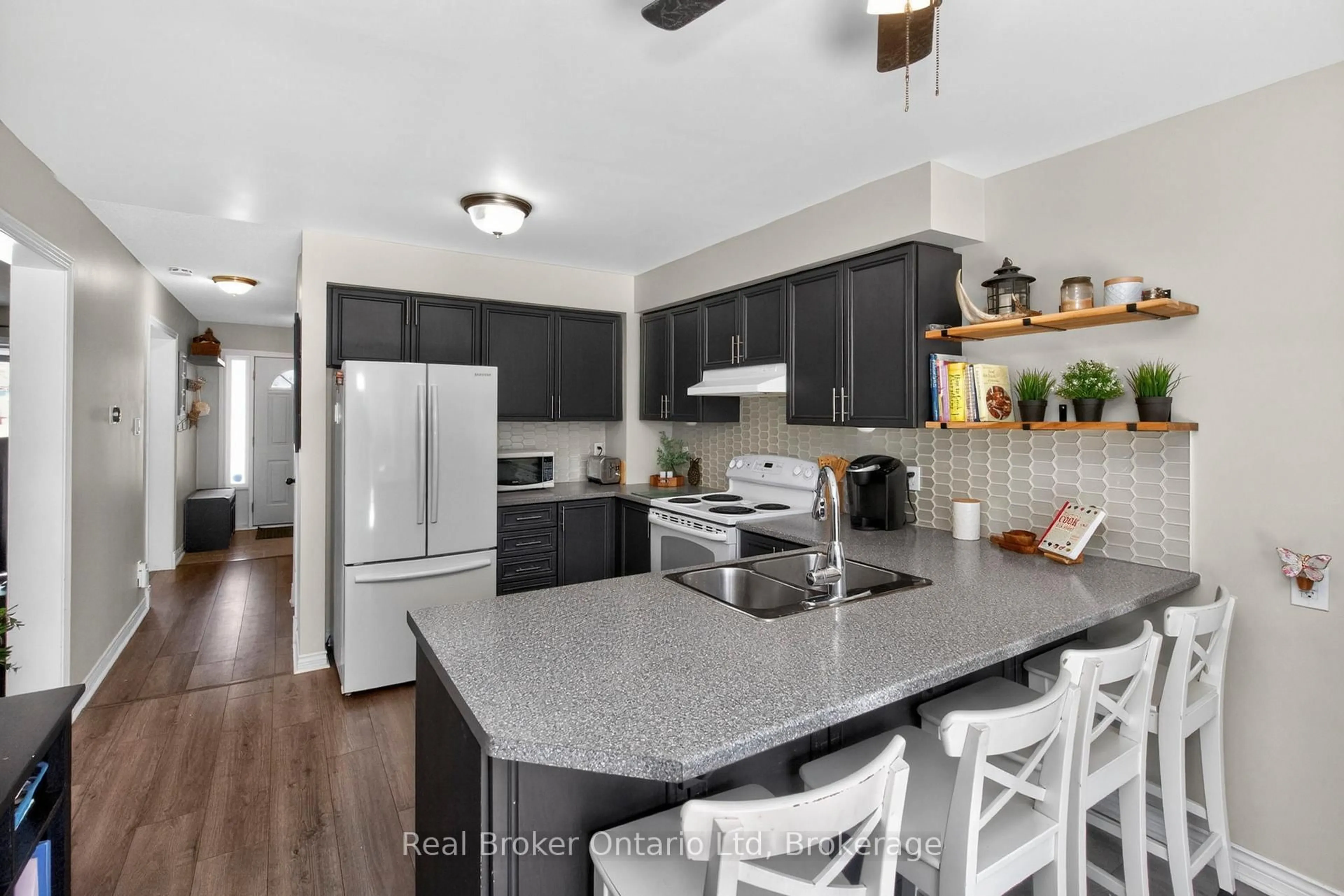 Open concept kitchen, unknown for 1060 Dina Cres, Midland Ontario L4R 5C6