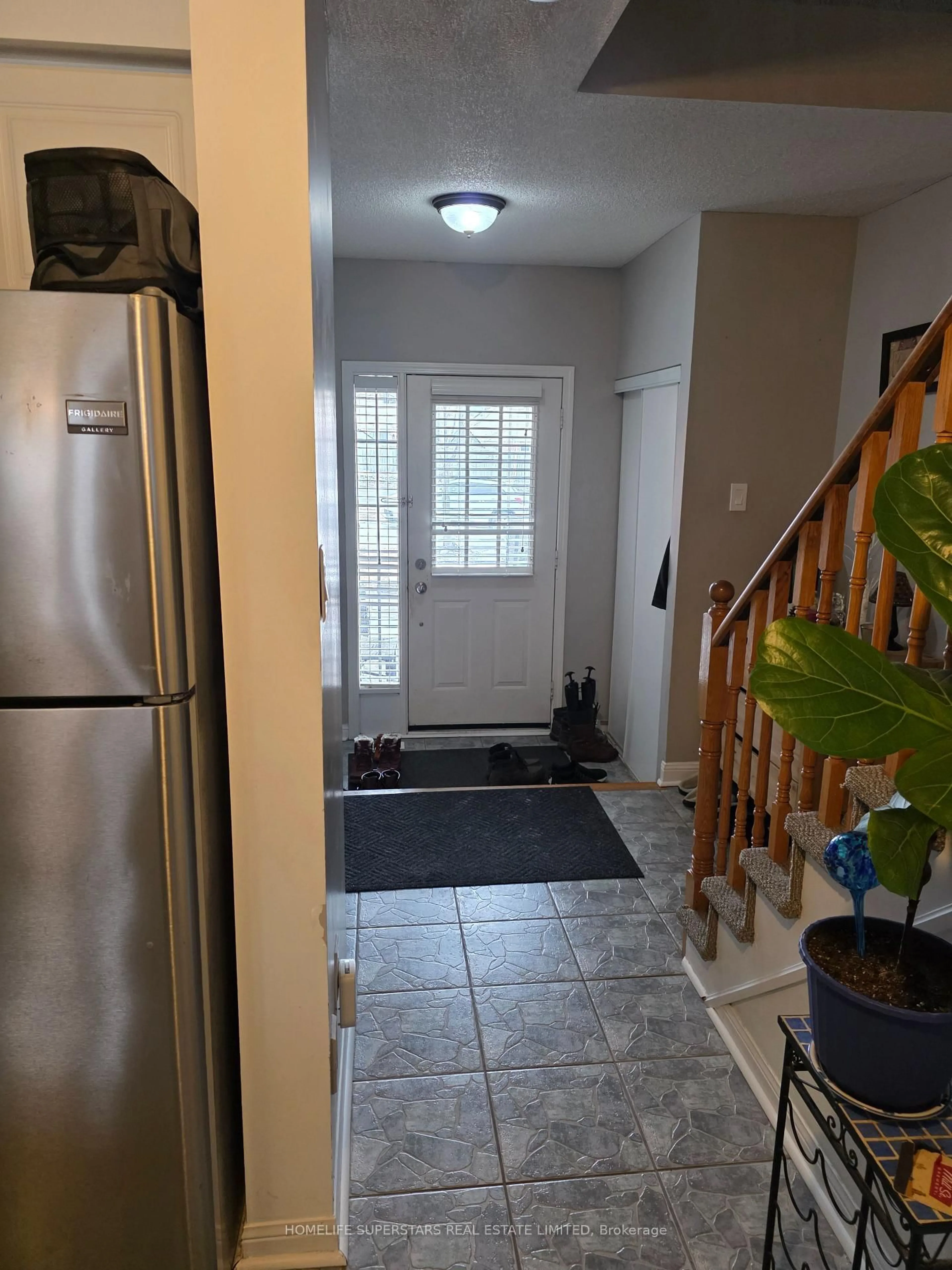 Indoor entryway for 371 Ferndale Dr, Barrie Ontario L4N 9Y8