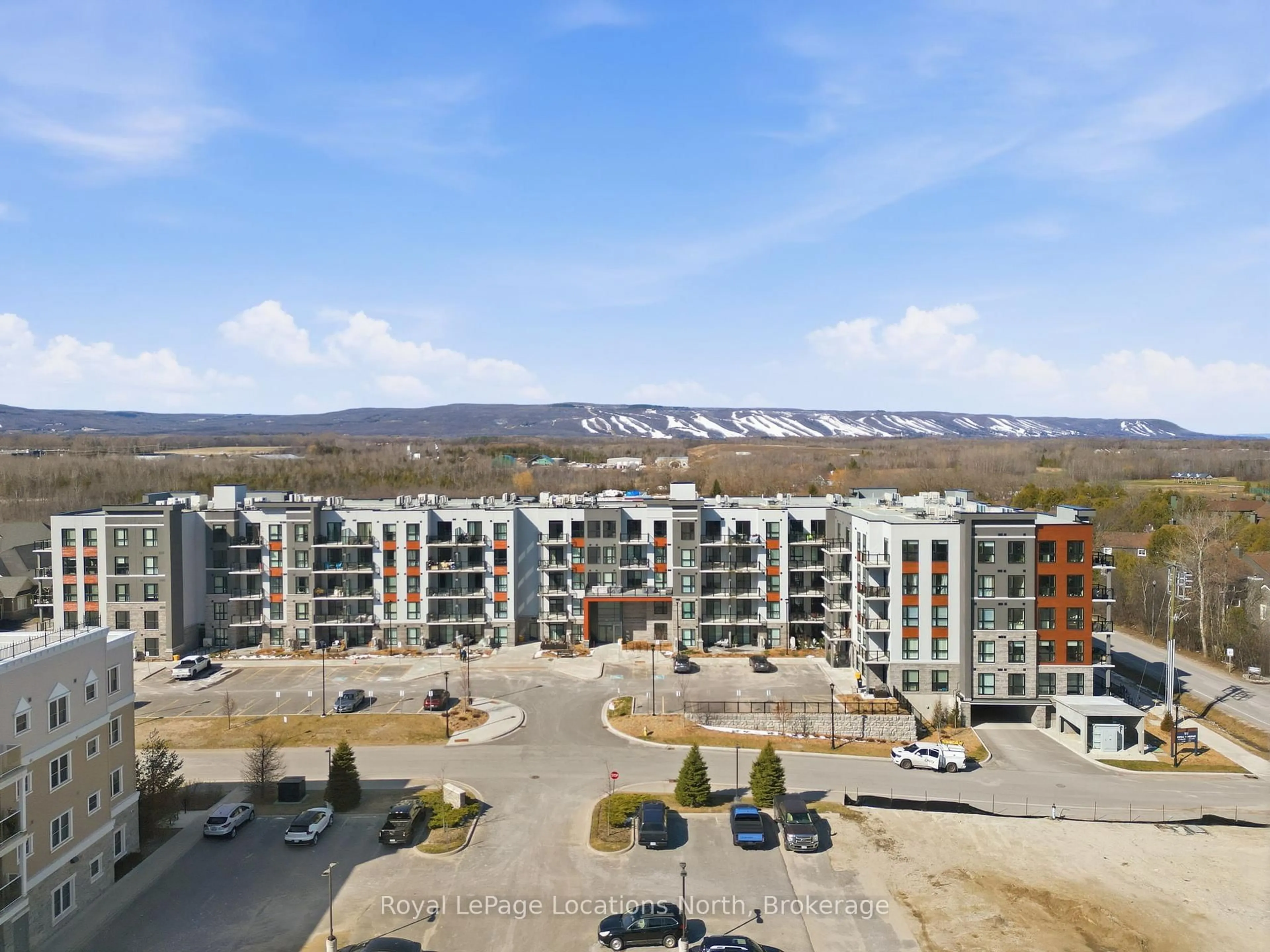 A pic from outside/outdoor area/front of a property/back of a property/a pic from drone, mountain view for 4 Kimberly Lane #125, Collingwood Ontario L9Y 5T6