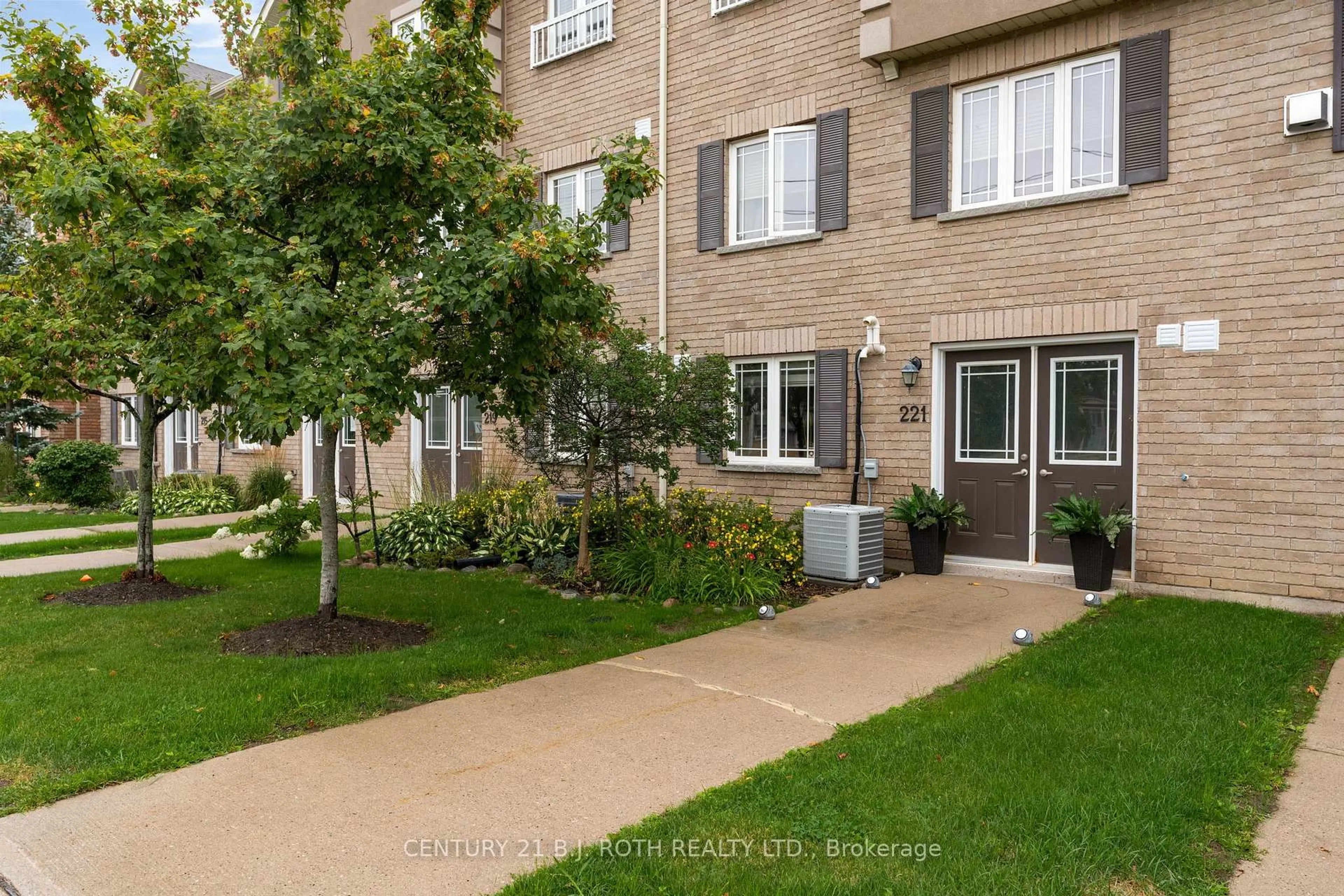 Patio, street for 221 Harvie Rd, Barrie Ontario L4N 9P8