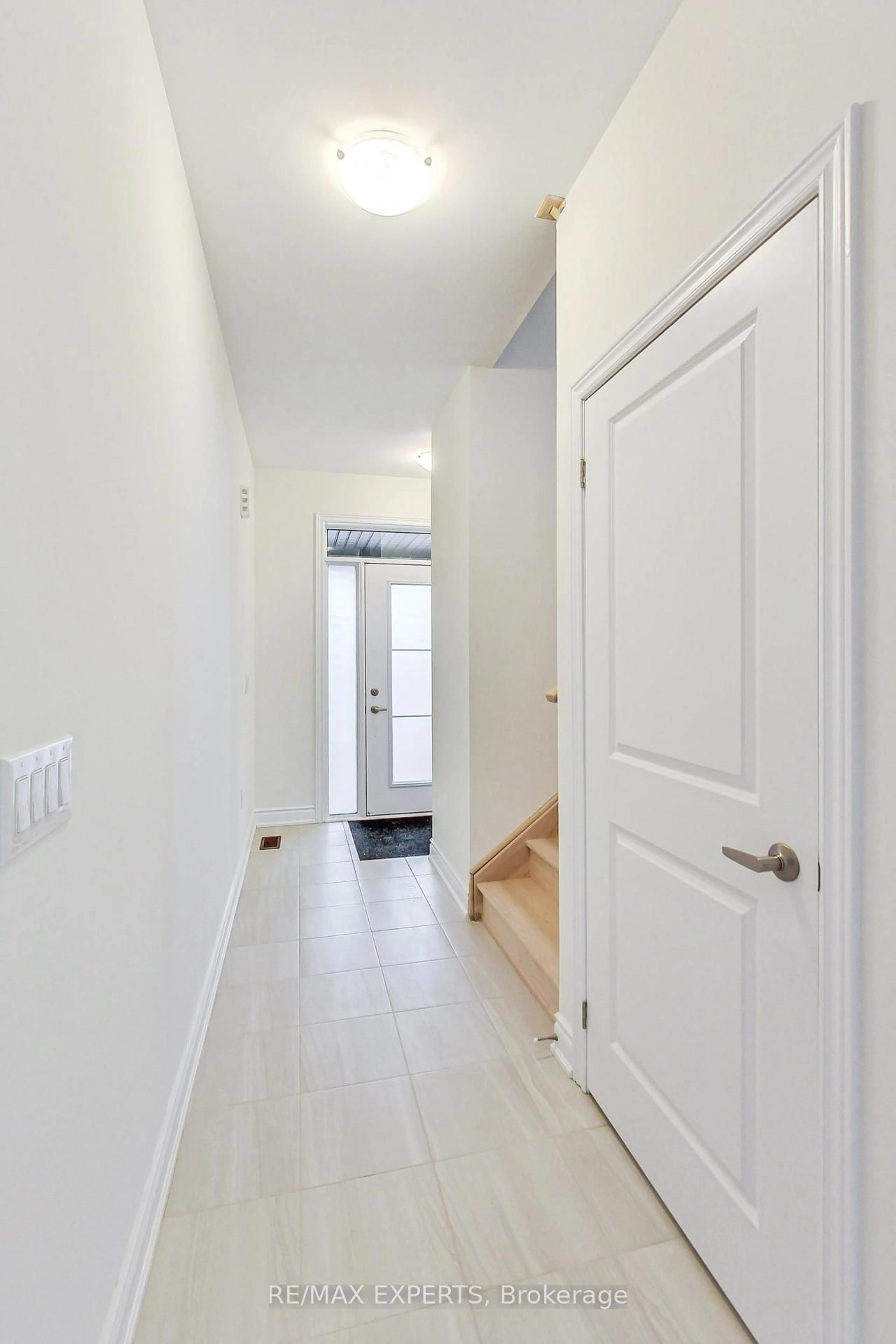 Indoor entryway for 62 Season Cres, Wasaga Beach Ontario L9Z 0M5