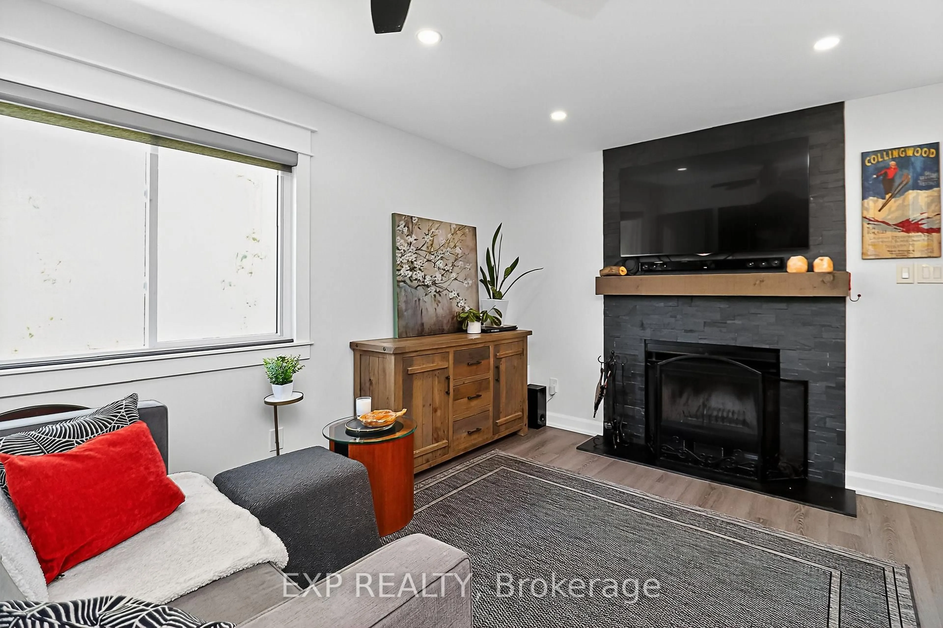 Living room with furniture, unknown for 15 Dawson Dr #3, Collingwood Ontario L9Y 5B4