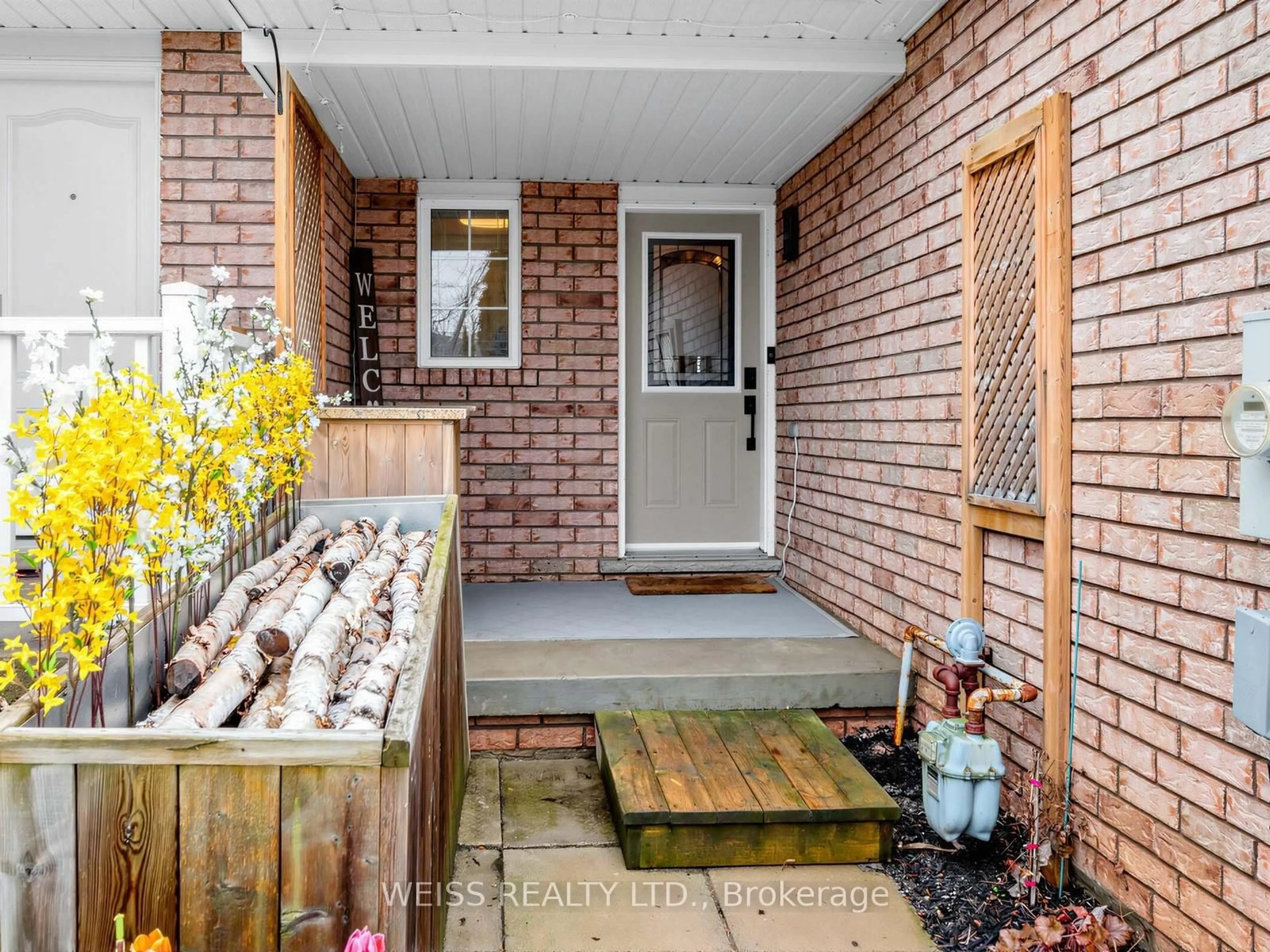 Indoor entryway for 12 Sunset Pl, Barrie Ontario L4N 0T7