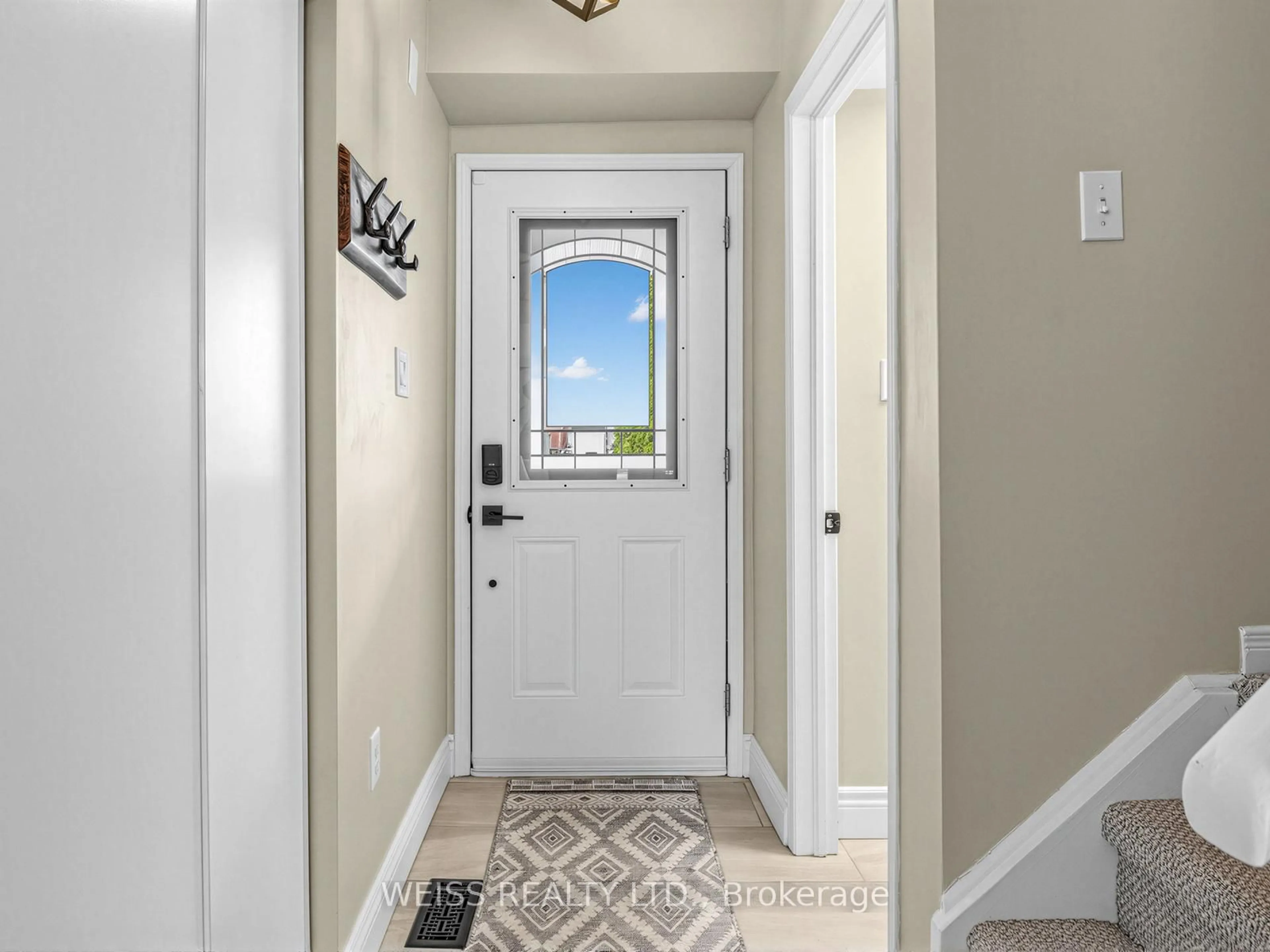 Indoor entryway for 12 Sunset Pl, Barrie Ontario L4N 0T7
