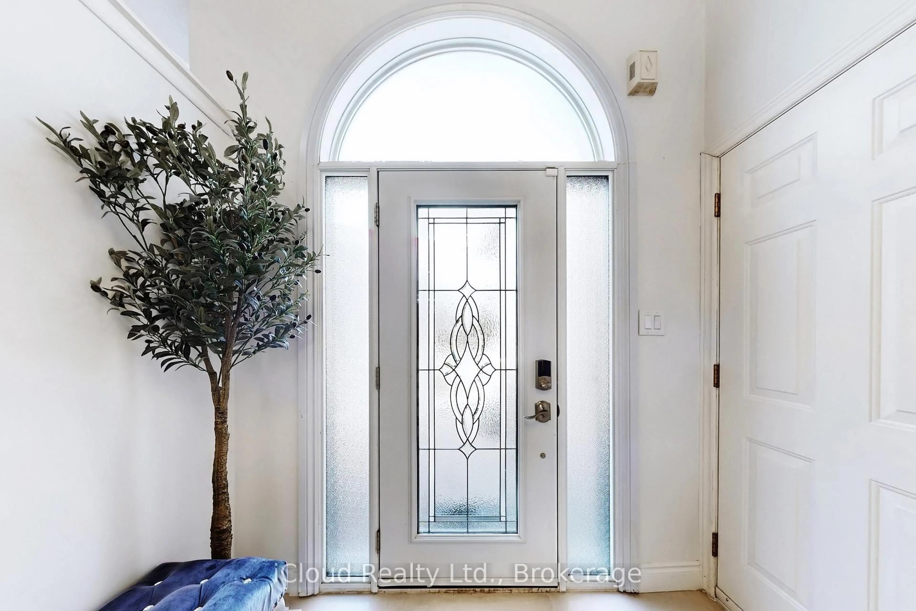 Indoor entryway for 197 Mapleton Ave, Barrie Ontario L4N 8T5