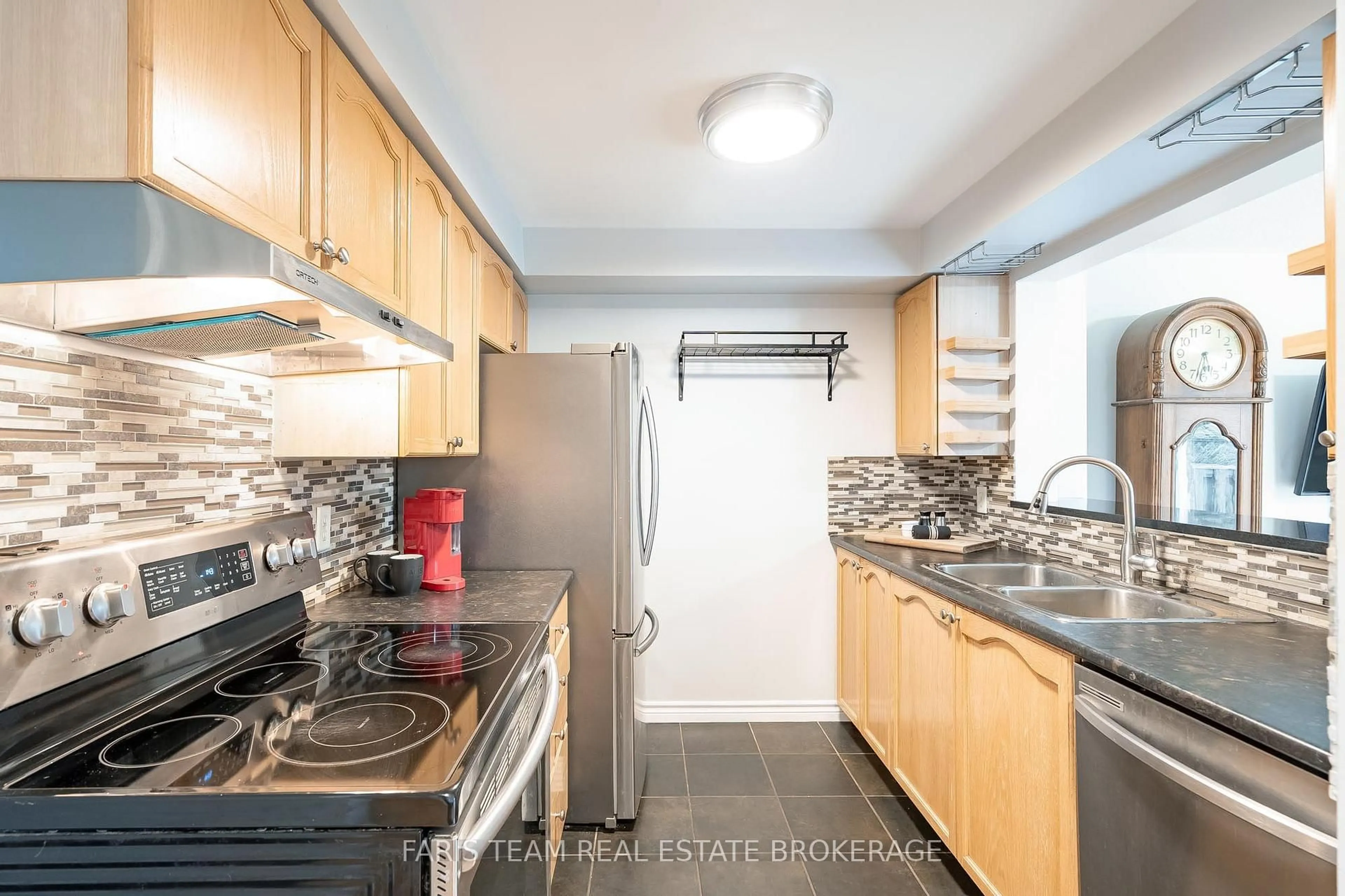 Standard kitchen, unknown for 47 Bibby Crt, Barrie Ontario L4N 8T4