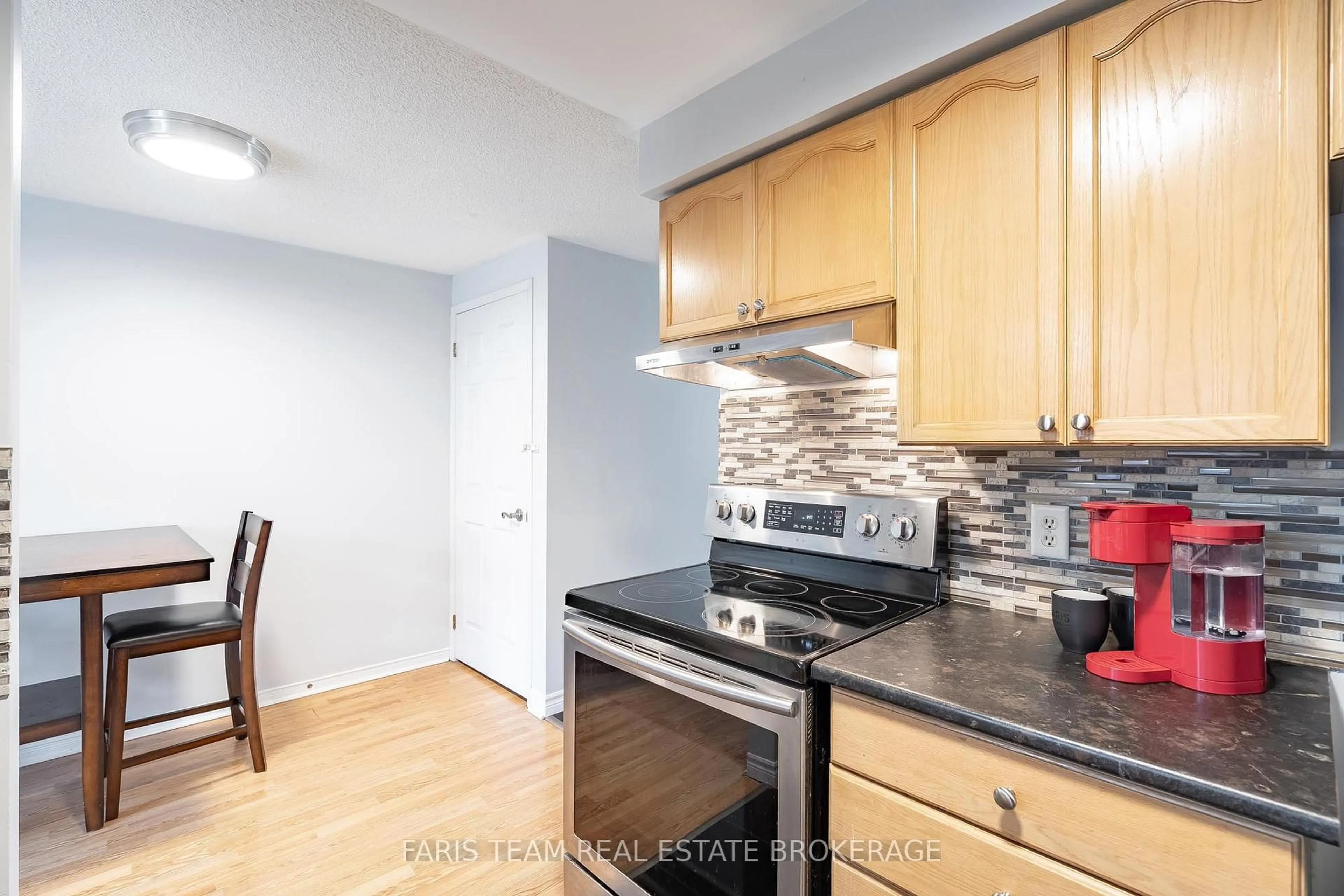 Standard kitchen, unknown for 47 Bibby Crt, Barrie Ontario L4N 8T4