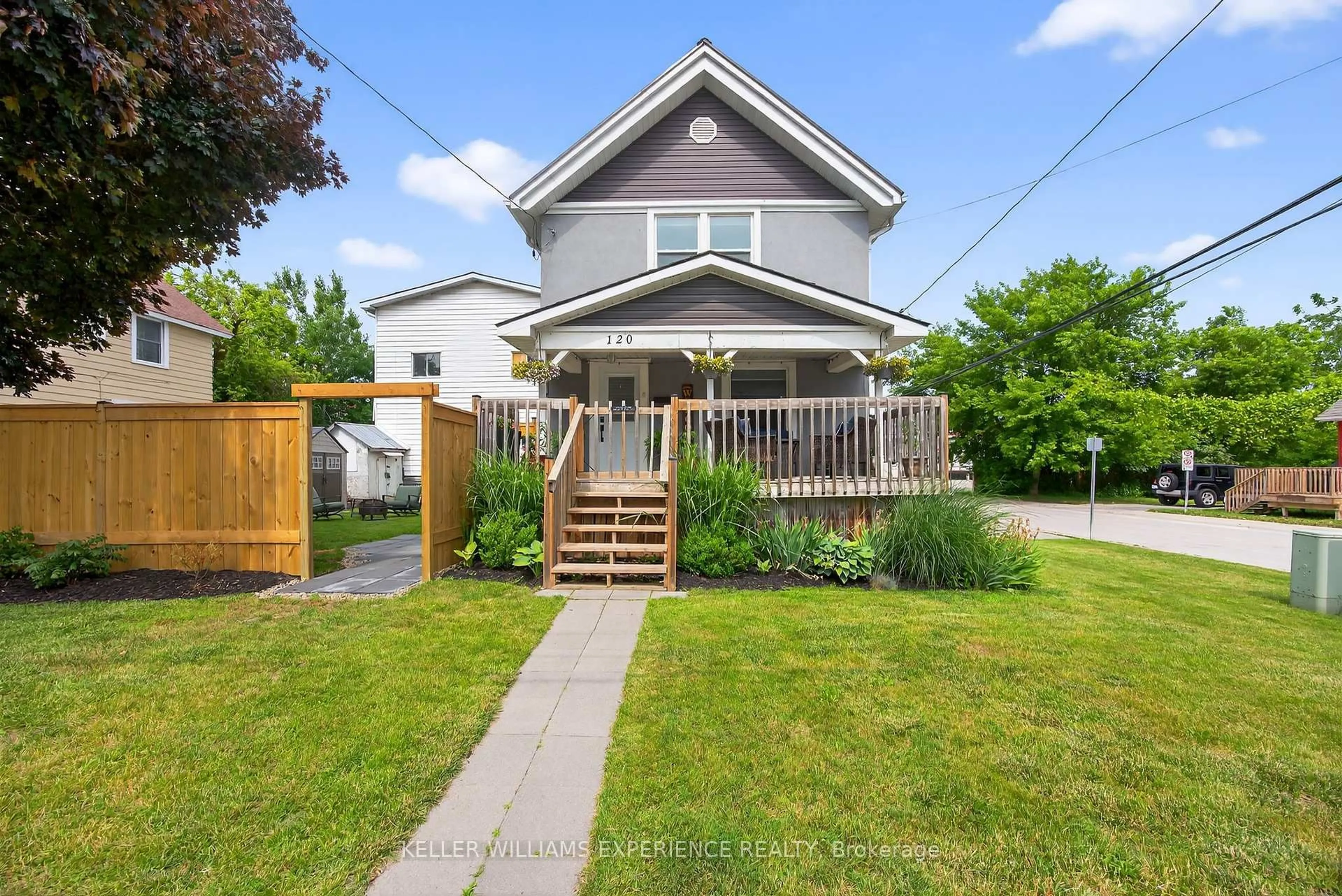 A pic from outside/outdoor area/front of a property/back of a property/a pic from drone, street for 120 DUNLOP St, Orillia Ontario L3V 5P4