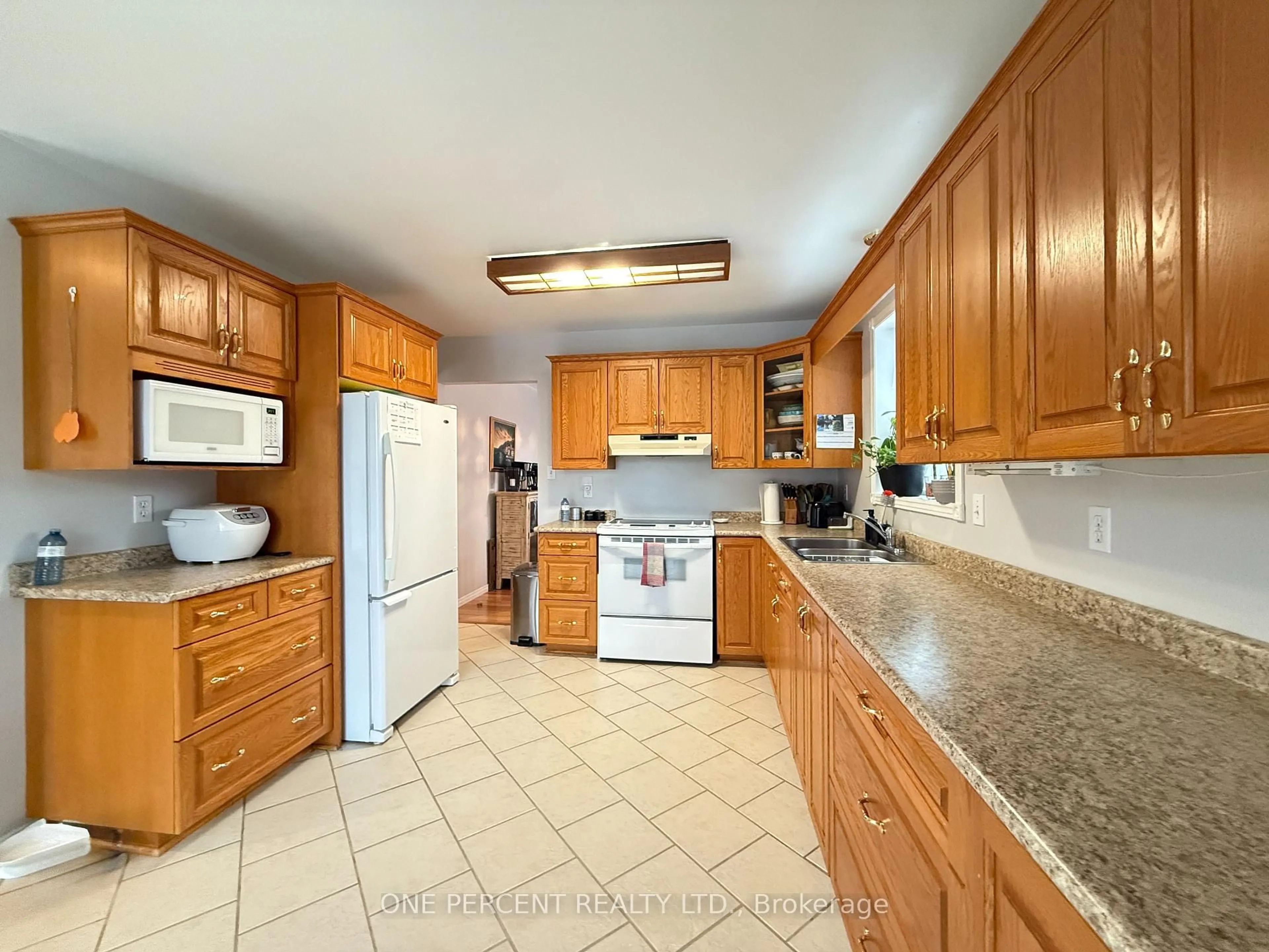 Standard kitchen, ceramic/tile floor for 872 Dominion Ave, Midland Ontario L4R 5K8