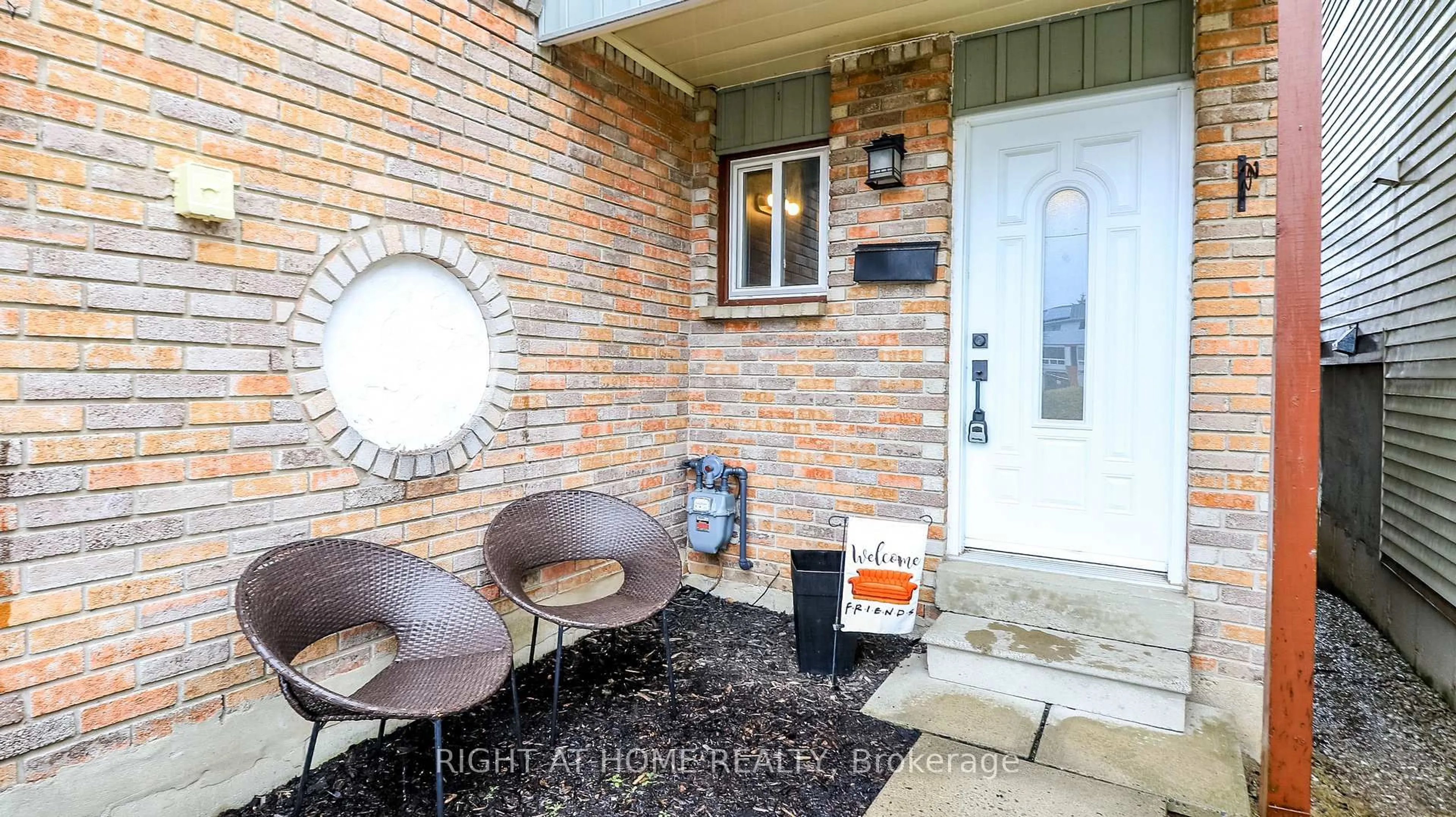 Indoor entryway for 21 Robin Crt, Barrie Ontario L4M 5L9