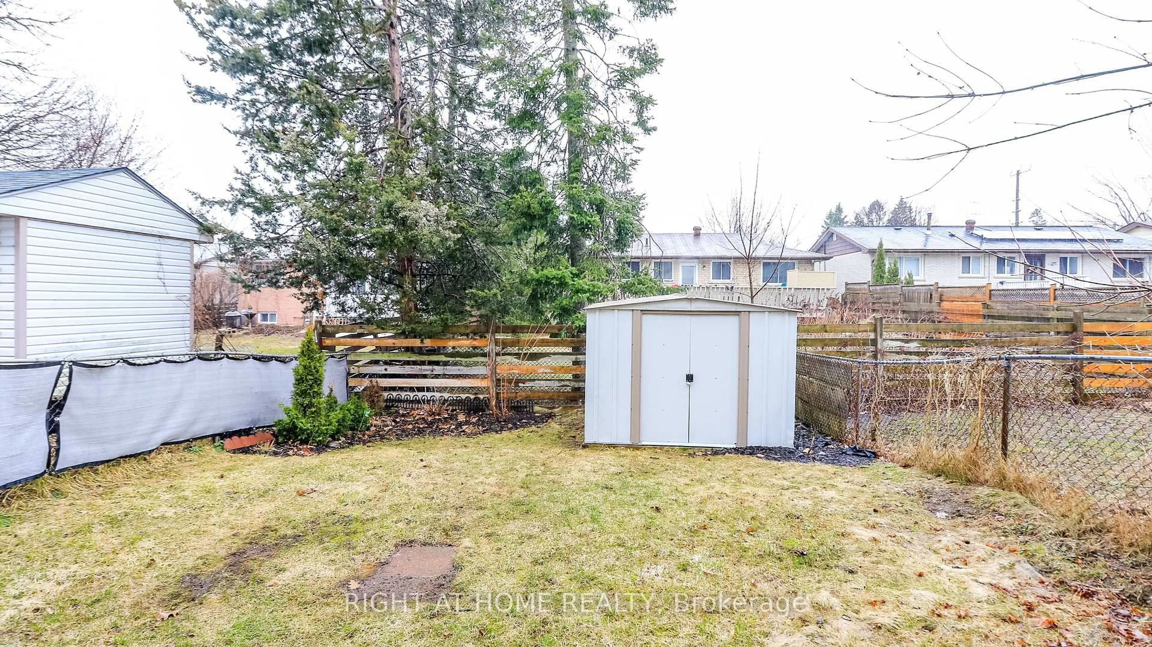 Shed for 21 Robin Crt, Barrie Ontario L4M 5L9