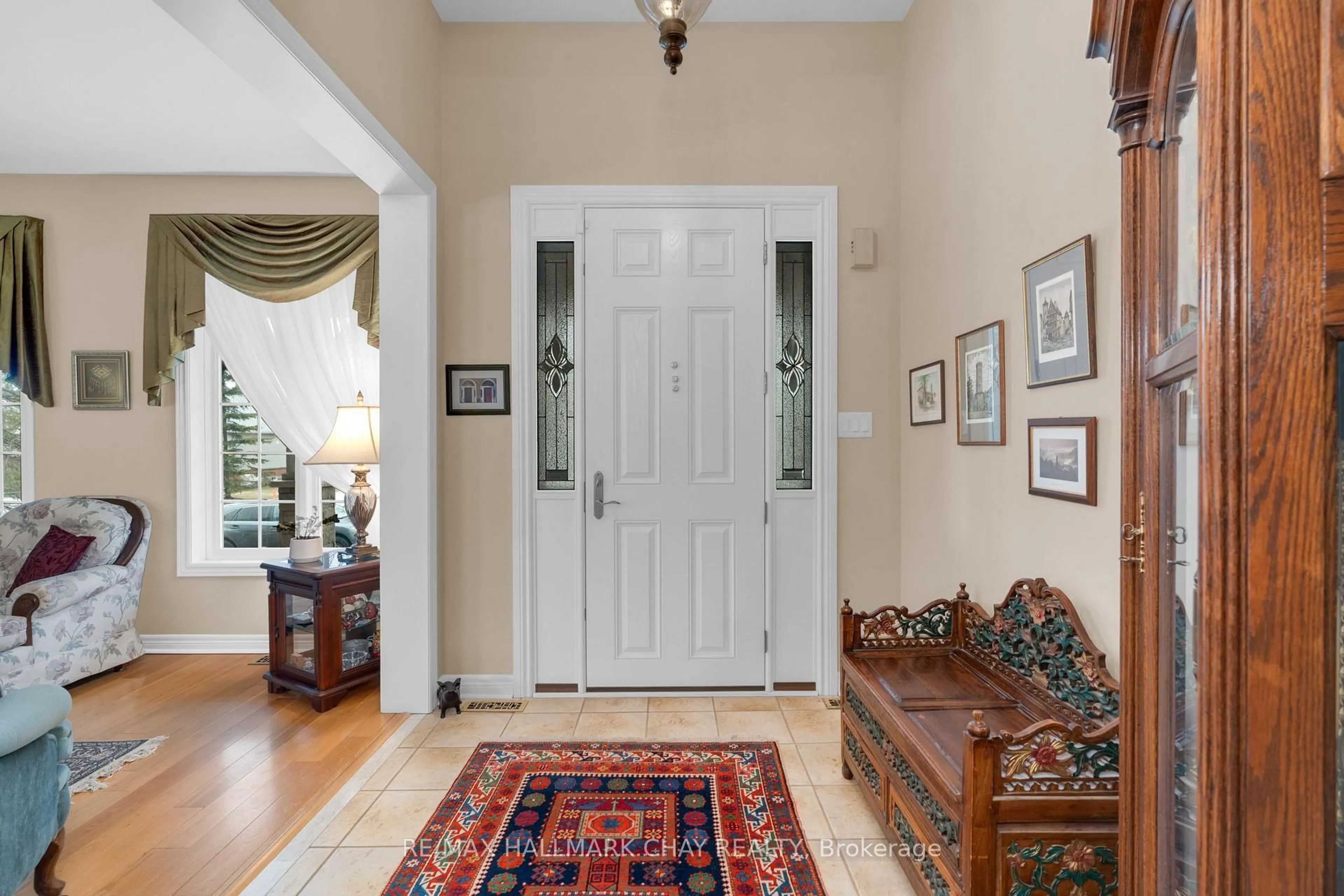 Indoor entryway for 6 Oakmont Ave, Oro-Medonte Ontario L0L 2L0