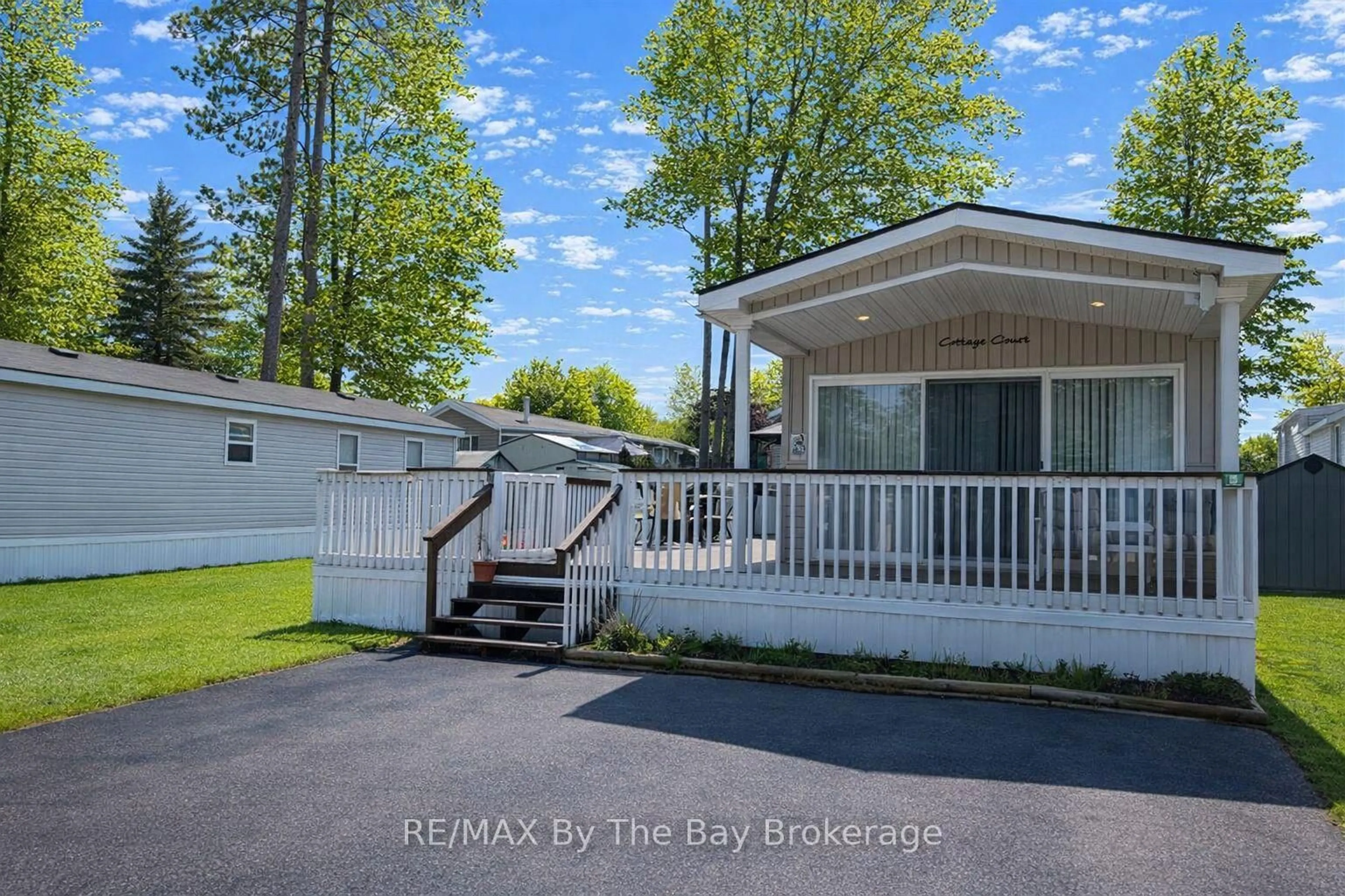 Patio, water/lake/river/ocean view for 5 CHIPPEWA Tr, Wasaga Beach Ontario L9Z 1X7