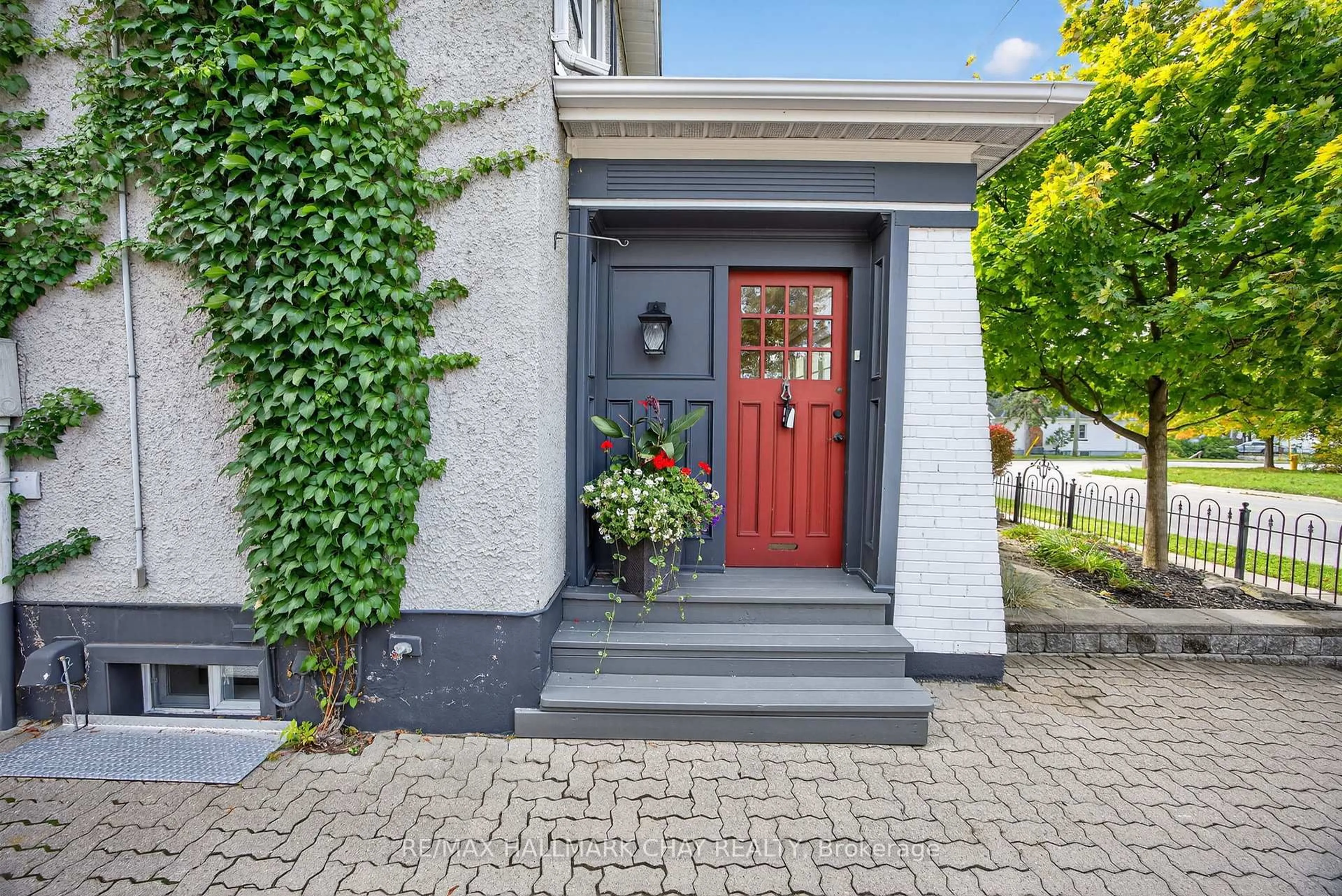 Indoor entryway for 53 Eccles St, Barrie Ontario L4N 1Y3