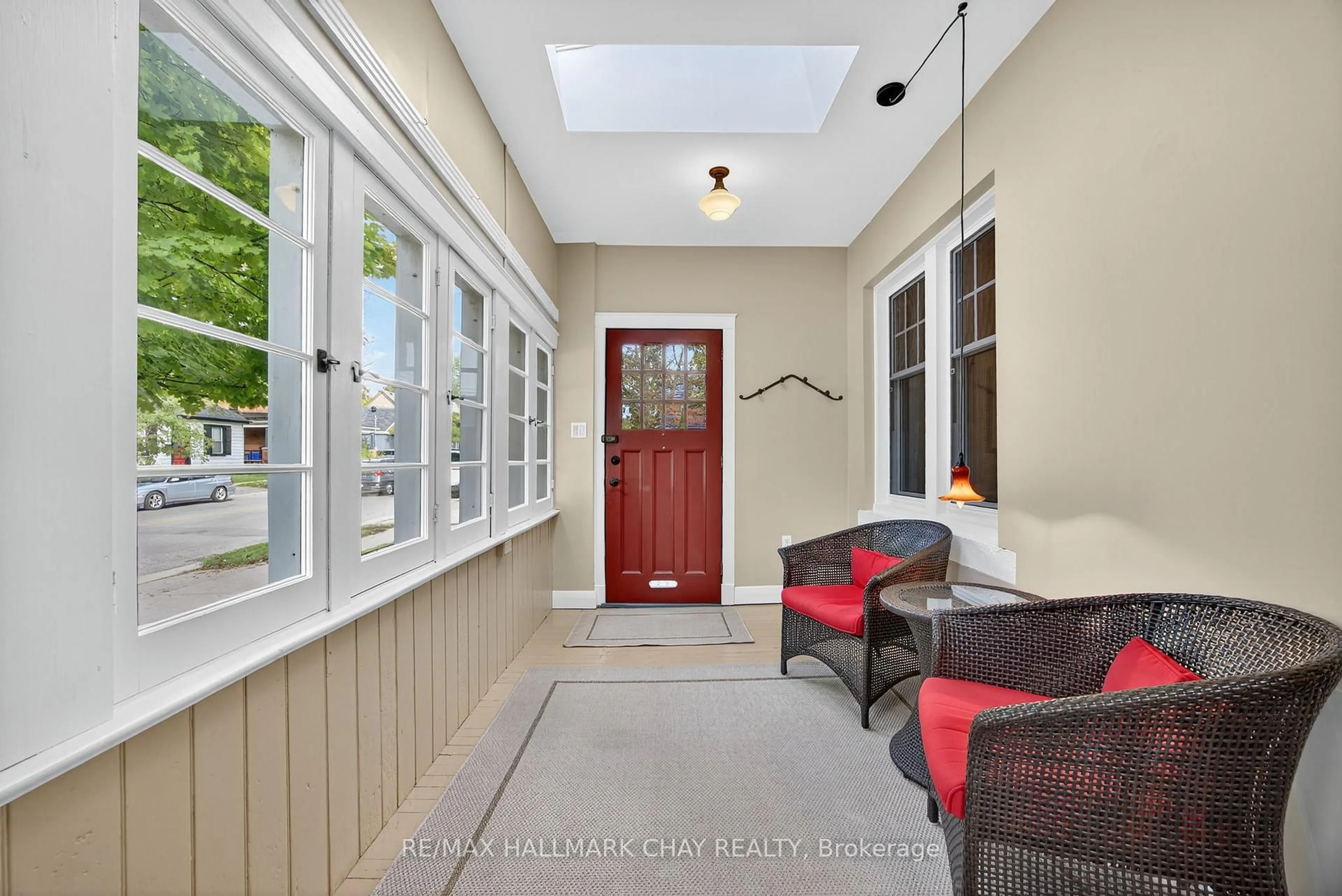 Indoor entryway for 53 Eccles St, Barrie Ontario L4N 1Y3