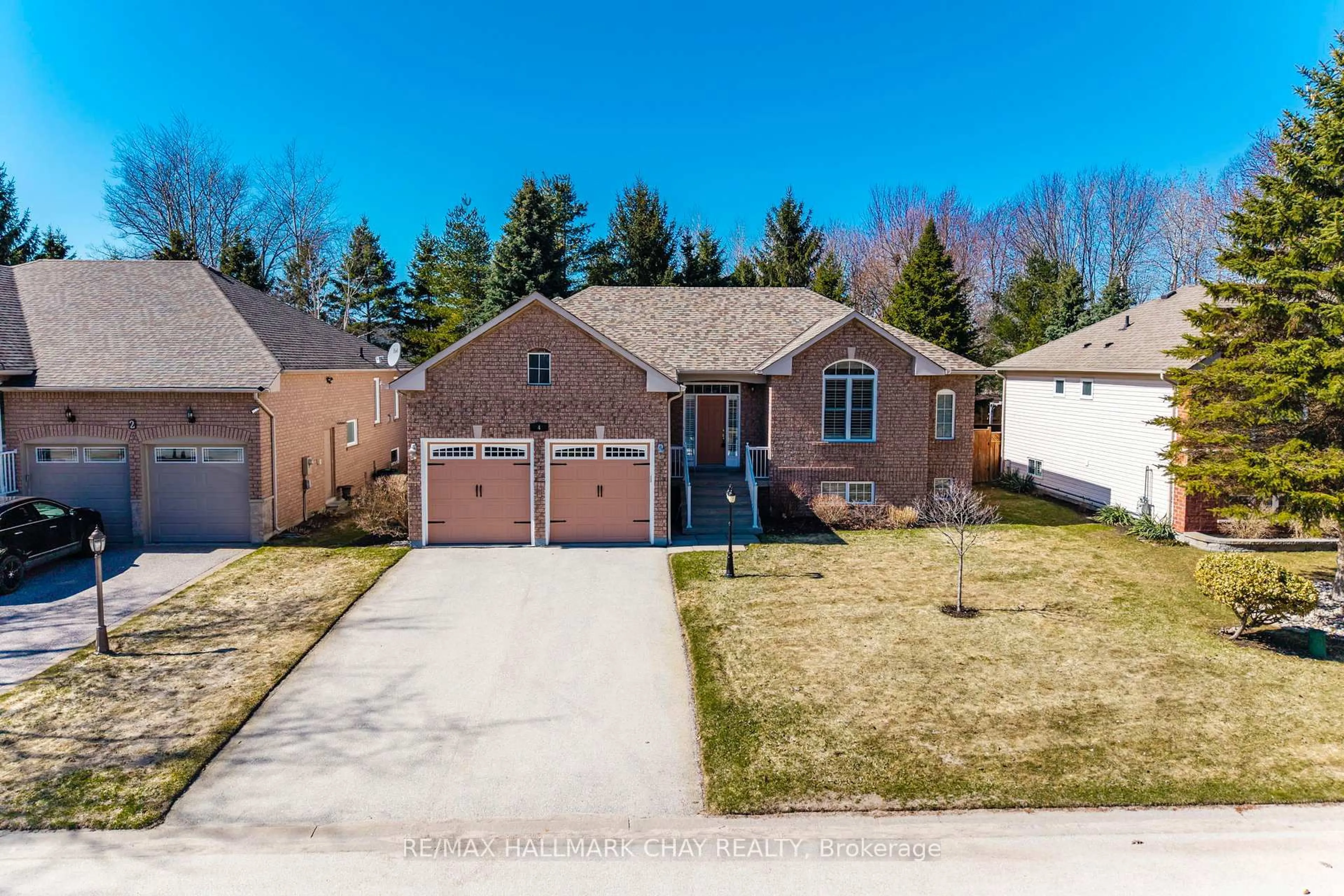 Home with brick exterior material, street for 4 Bay Crt, Wasaga Beach Ontario L9Z 1P7