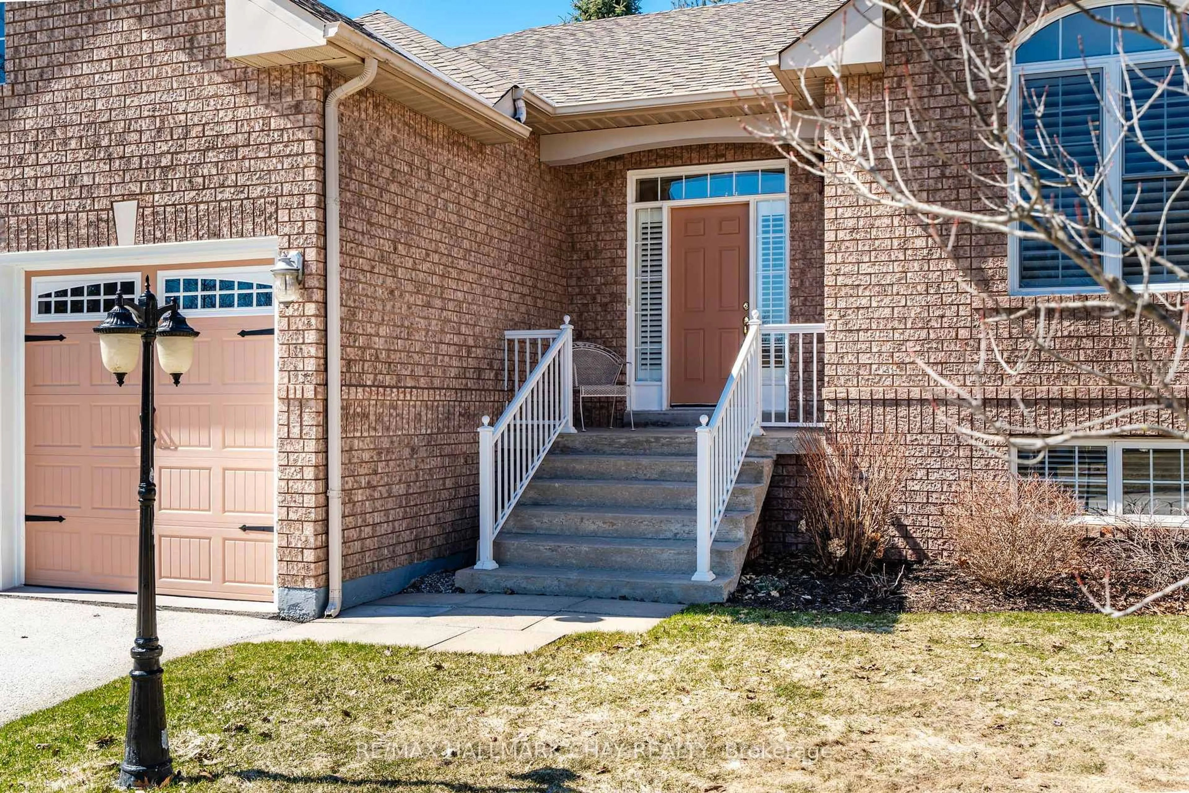 Home with brick exterior material, street for 4 Bay Crt, Wasaga Beach Ontario L9Z 1P7