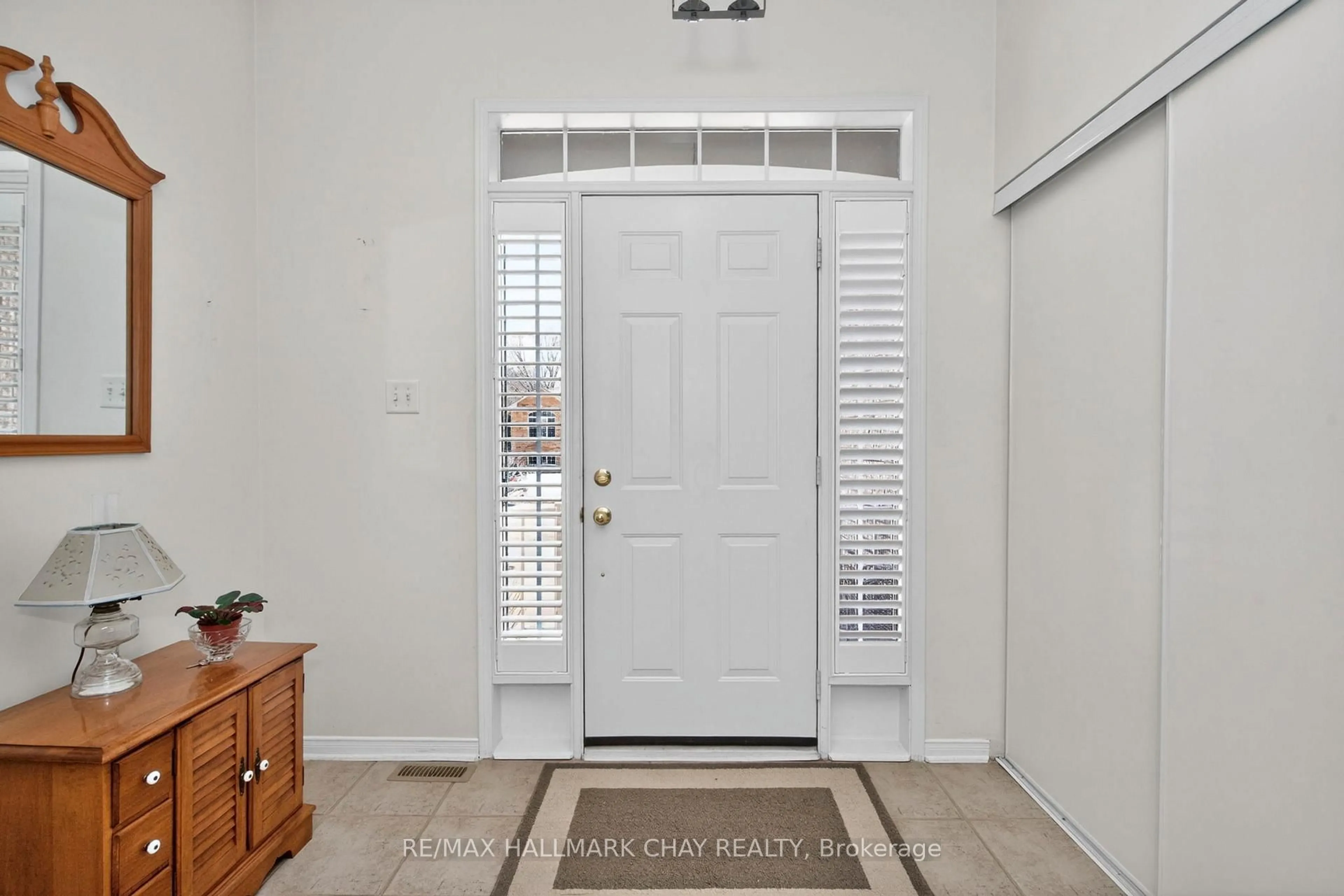 Indoor entryway for 4 Bay Crt, Wasaga Beach Ontario L9Z 1P7